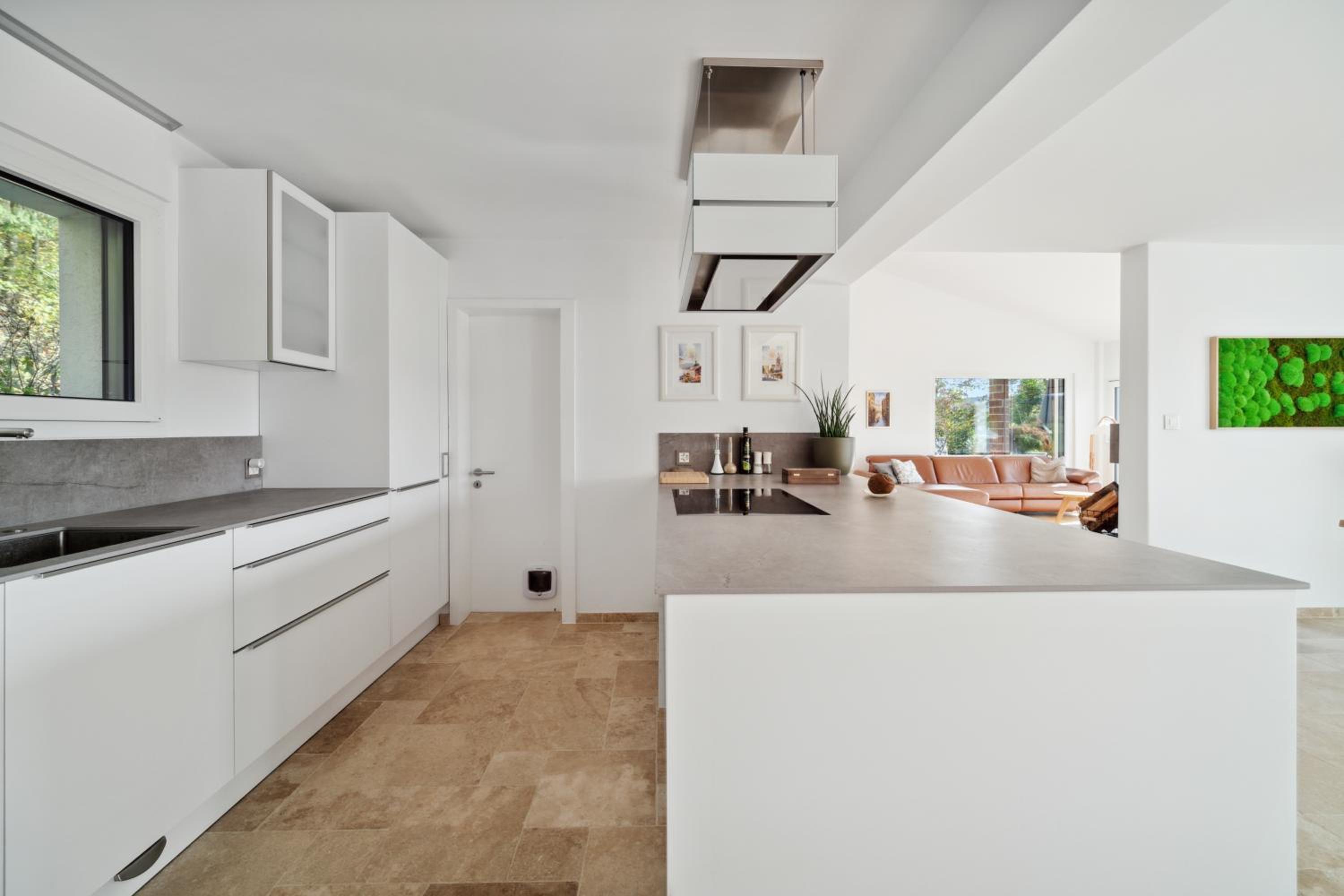 High-End-Haus mit Garten und Extras