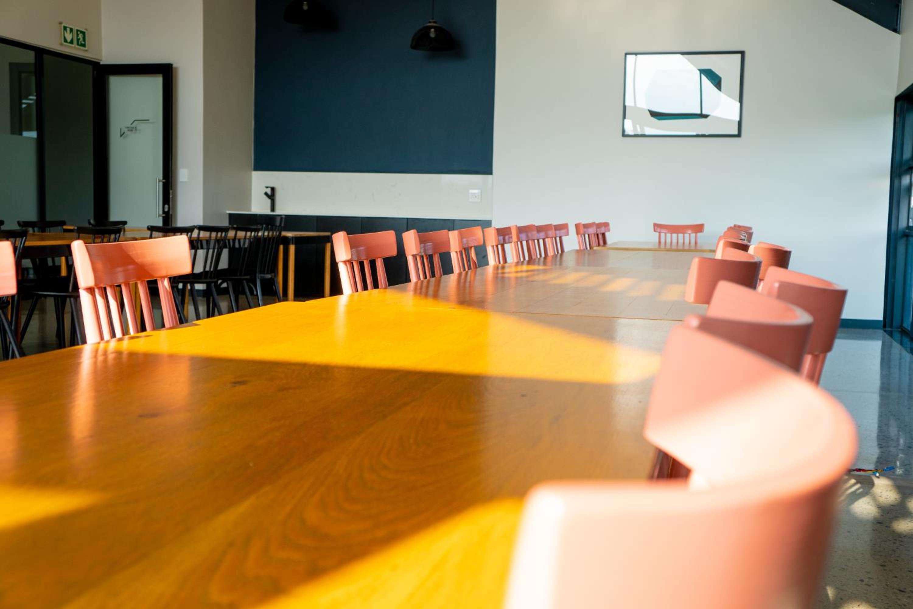 Hotel 14A Elizabeth Place in Waterfall Midrand - Beautiful 2 bedroom unit next to Kyalami Racetrack with free WiFi swimming pool gym and restaurant - Perfect for - Image 1