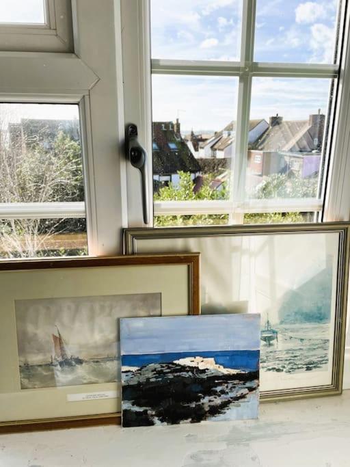 Spacious Top Floor Apartment with Harbour Views view 2