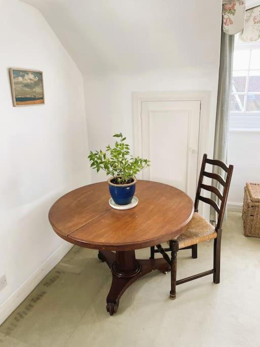 Spacious Top Floor Apartment with Harbour Views view 5