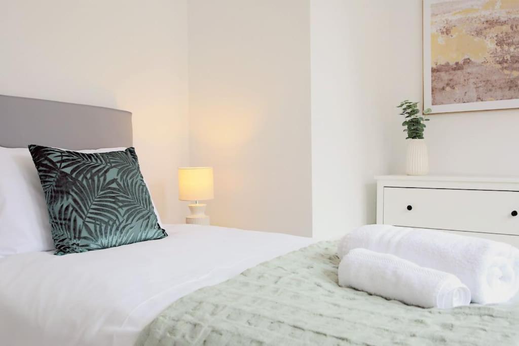 Modern 2 Bed Apartment with Patio Central Leicester view 2