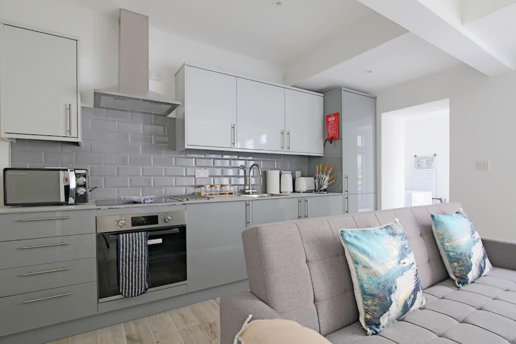 Modern 2 Bed Apartment with Patio Central Leicester view 3