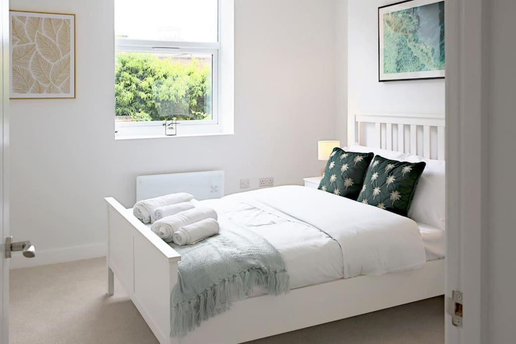 Modern 2 Bed Apartment with Patio Central Leicester view 4