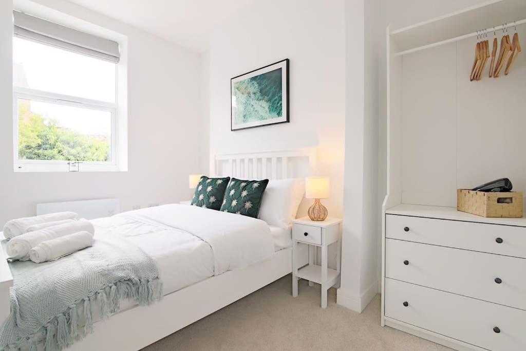 Modern 2 Bed Apartment with Patio Central Leicester view 5