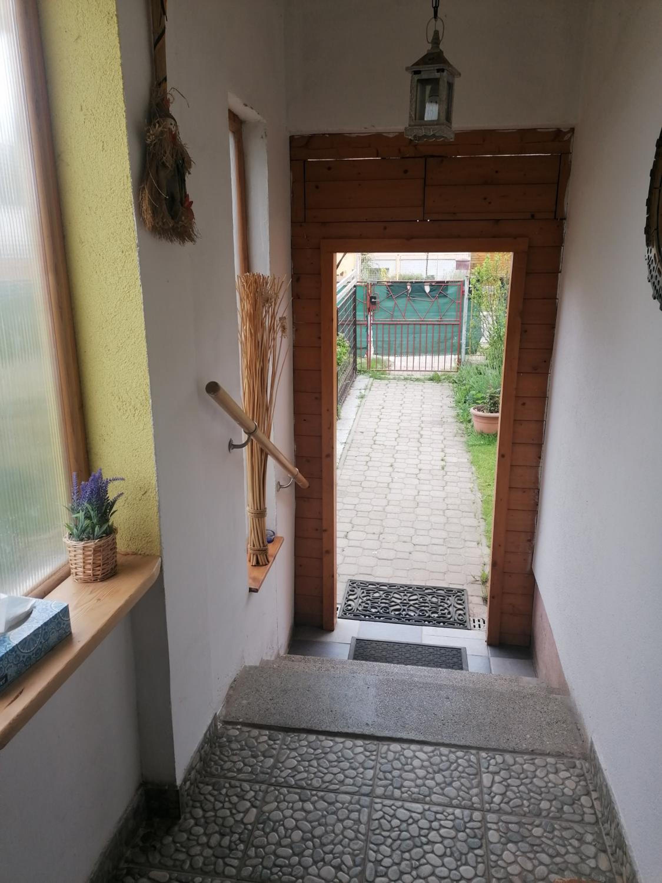 Rodinný půldomek s vybavením a bazenem