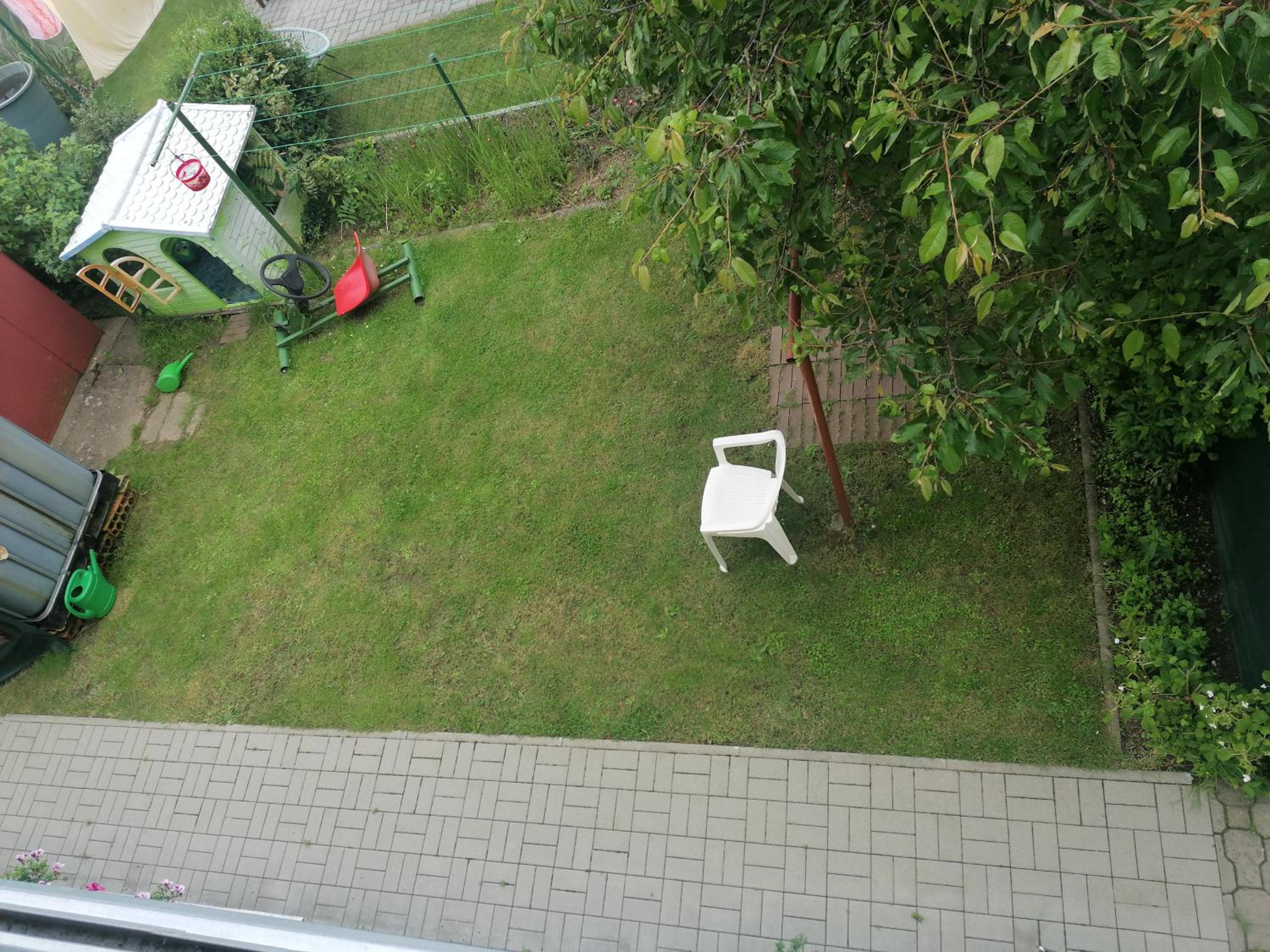 Rodinný půldomek s vybavením a bazenem