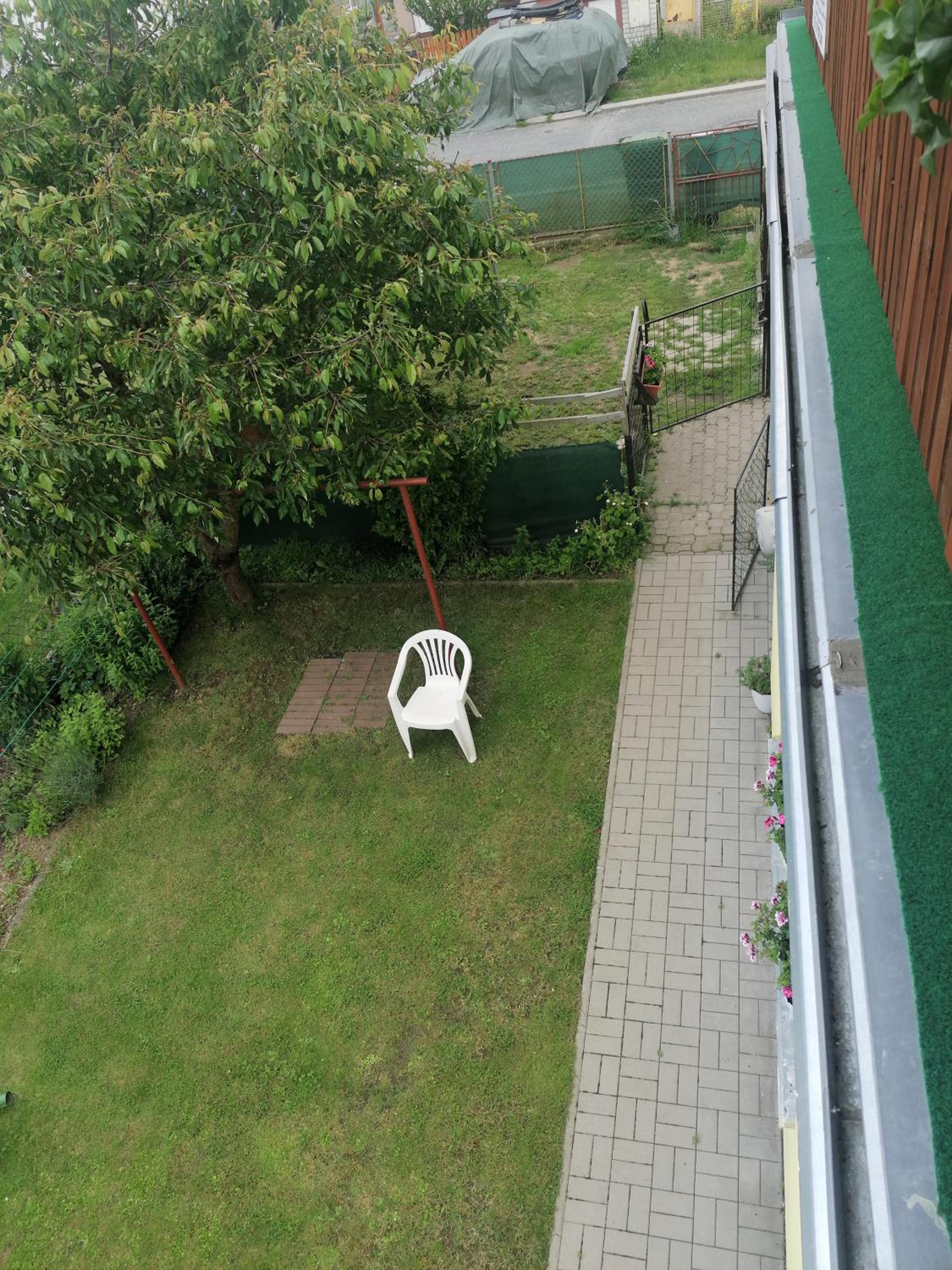 Rodinný půldomek s vybavením a bazenem