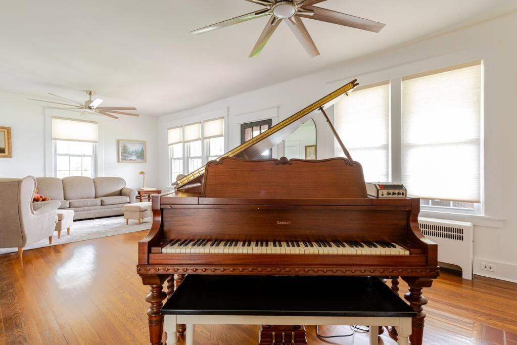 Mayor's Large Family House Hot Tub Sleeps 16 Piano, 2 Kitchens, Ark 5 Mins view 3