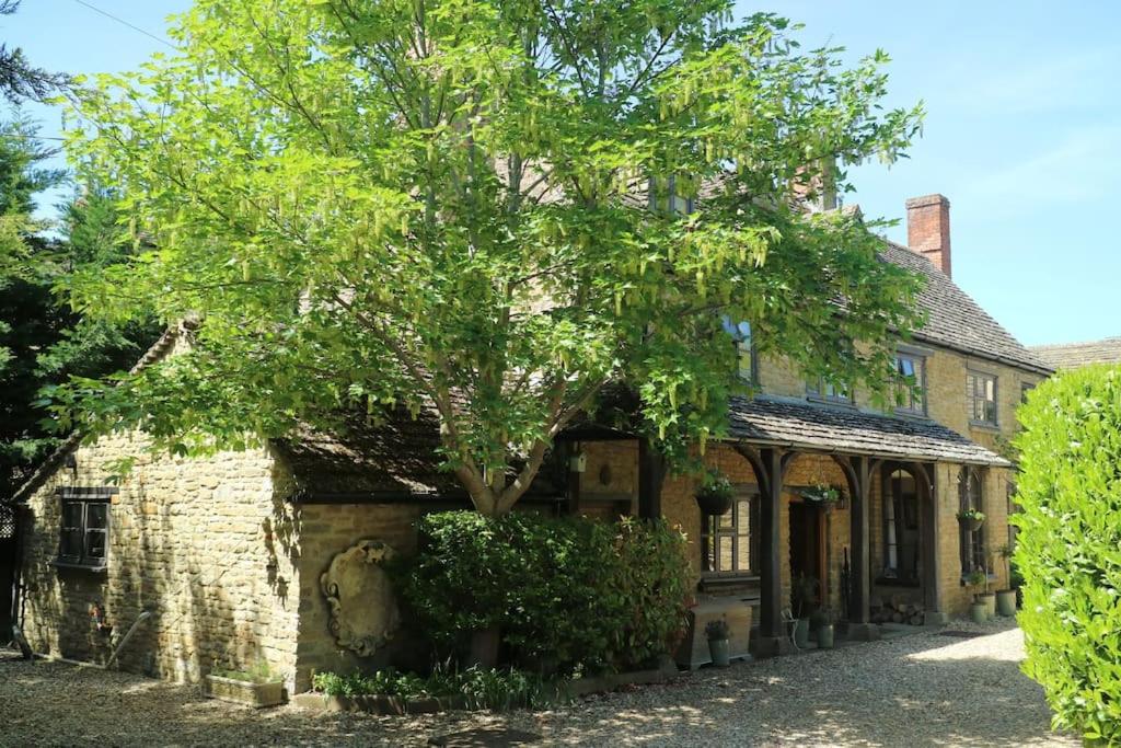 Lyne House Ideal for a celebration or reunion