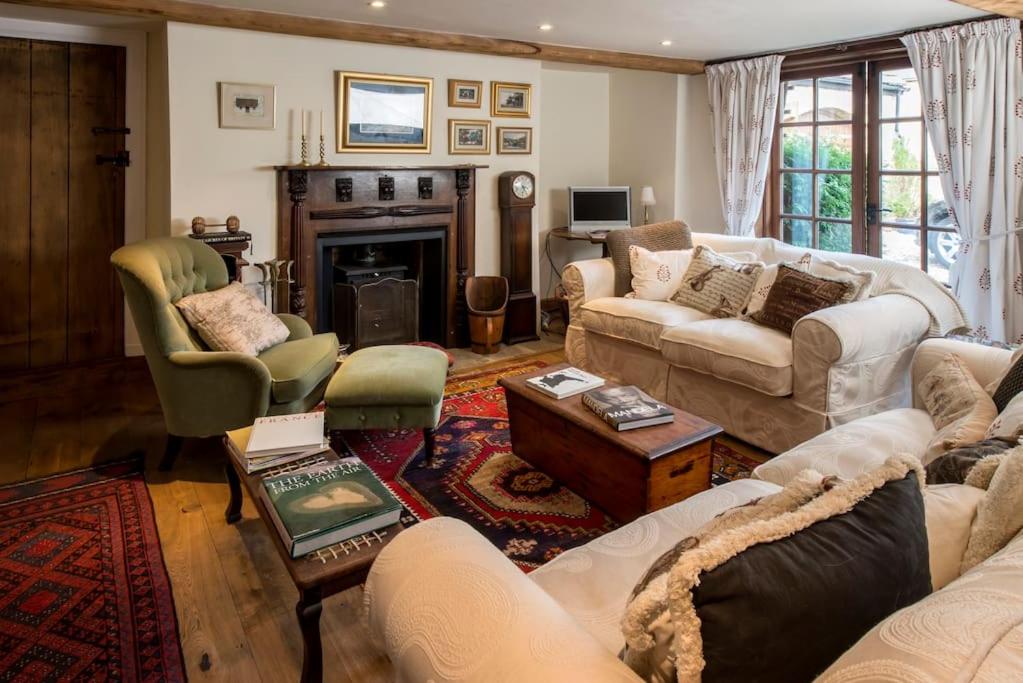 Lyne House Ideal for a celebration or reunion