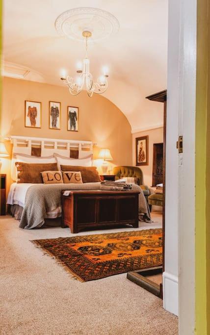 Lyne House Ideal for a celebration or reunion