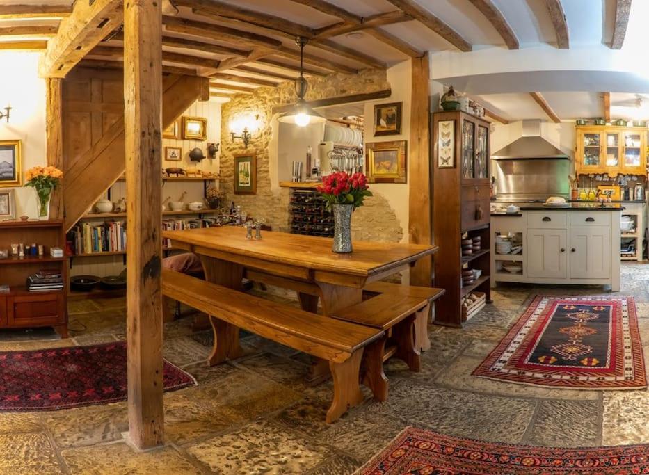 Lyne House Ideal for a celebration or reunion