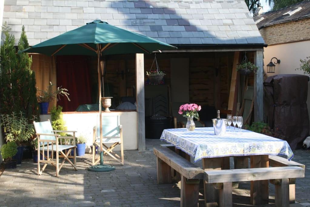 Lyne House Ideal for a celebration or reunion