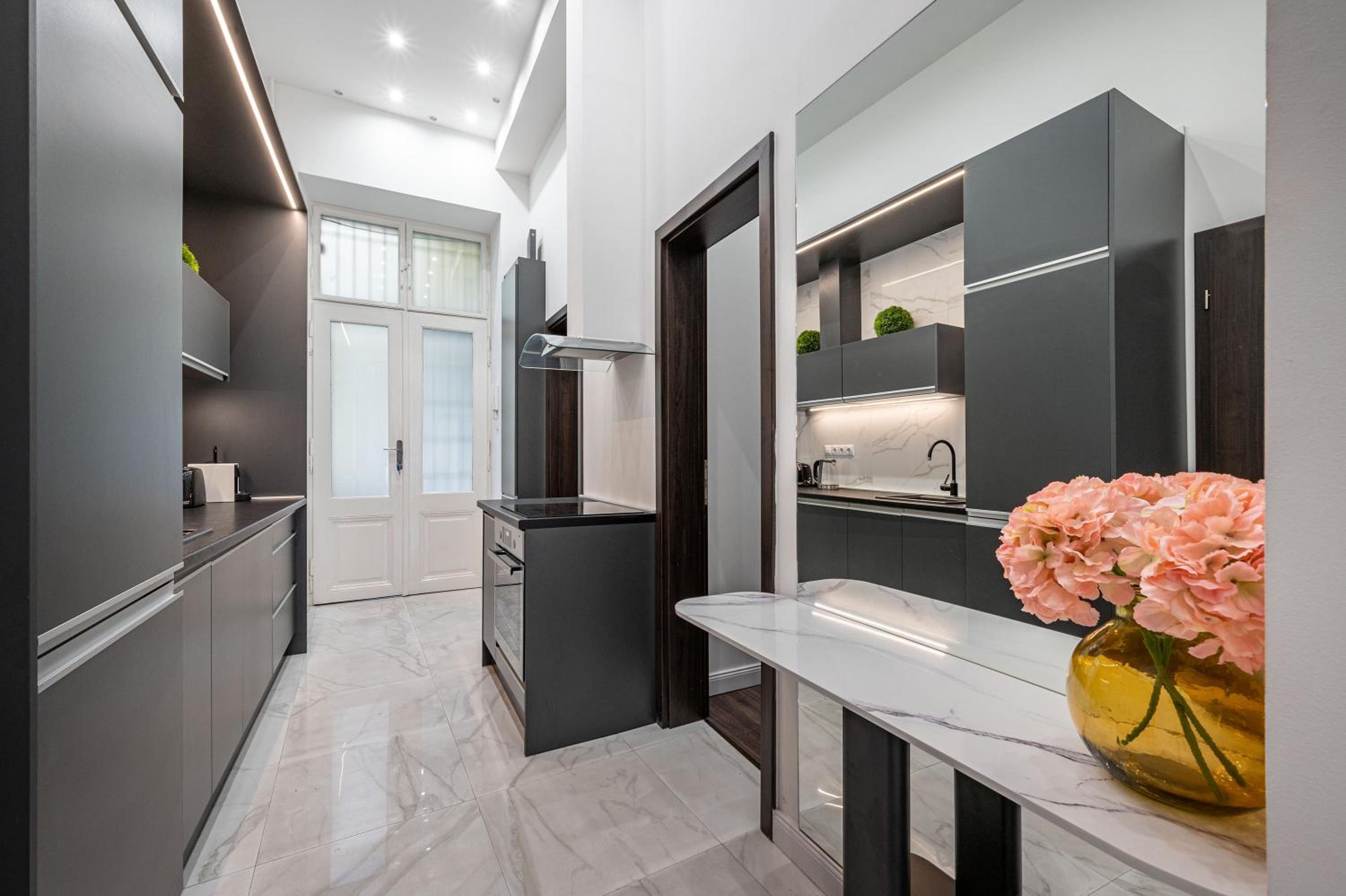 Elizabeth Apartment Deluxe view 3