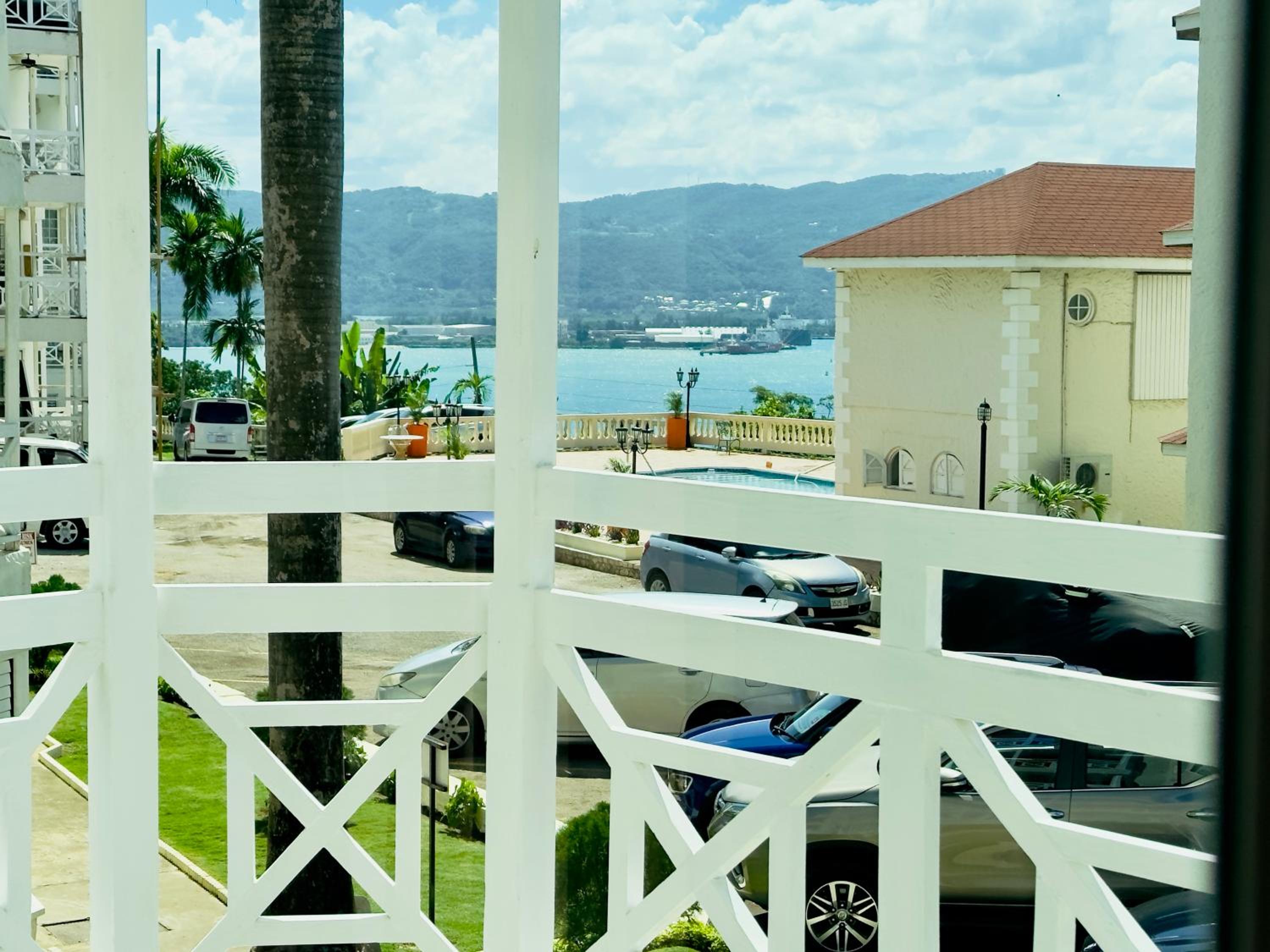 Falcon Oceanview 2br Condo-Airport Transportation Available-24-7Security