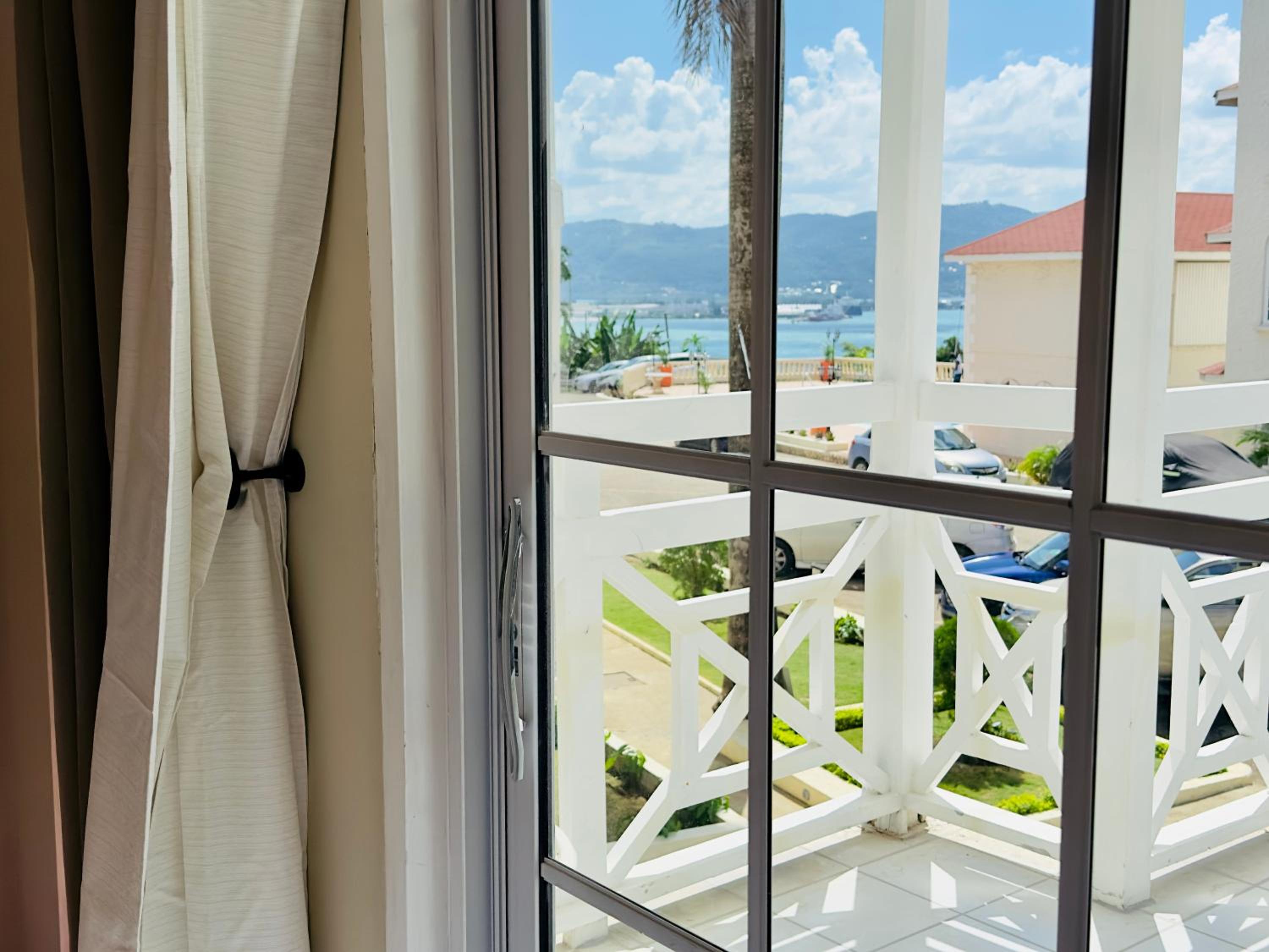 Falcon Oceanview 2br Condo-Airport Transportation Available-24-7Security