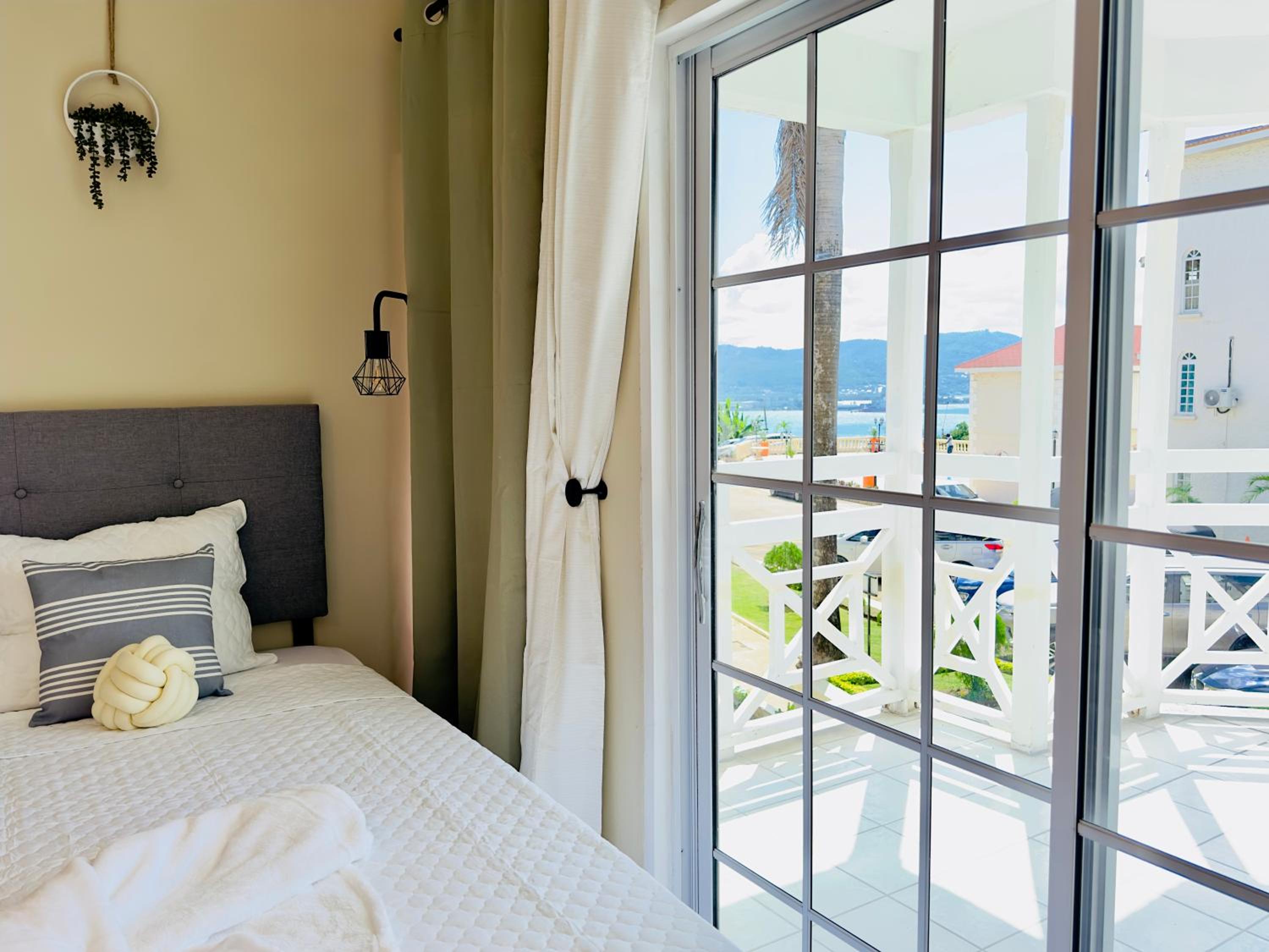 Falcon Oceanview 2br Condo-Airport Transportation Available-24-7Security