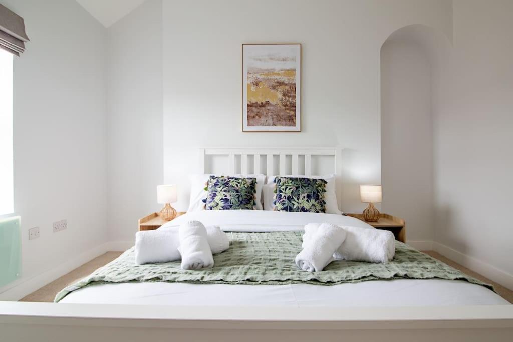 Quiet Luxury 2 Bed Apartment with Patio in Central Leicester view 2