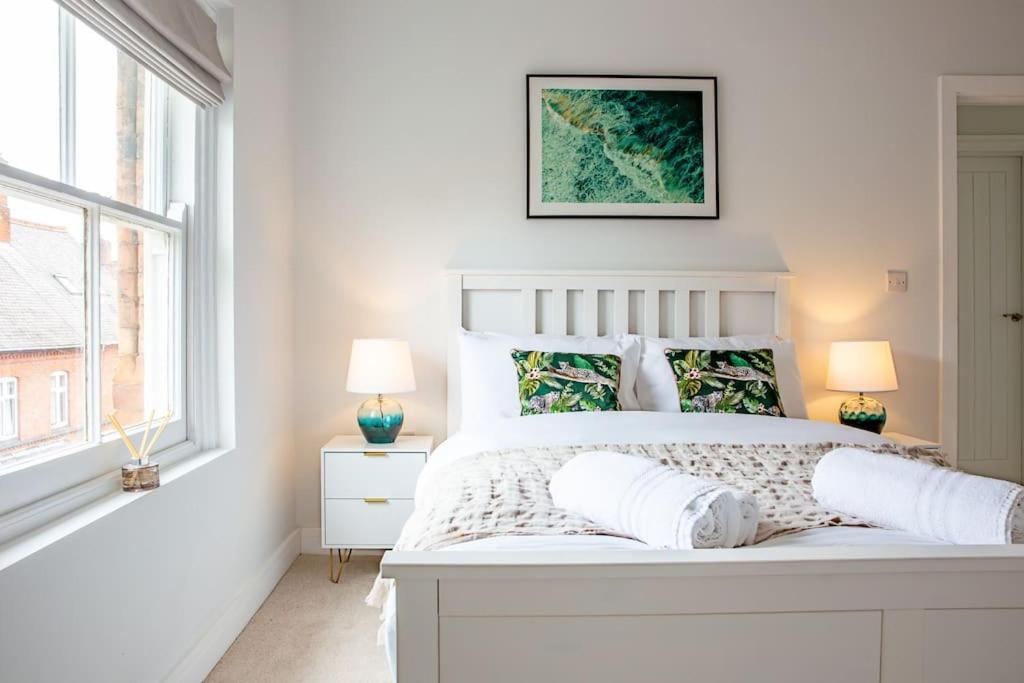 Quiet Luxury 2 Bed Apartment with Patio in Central Leicester view 3