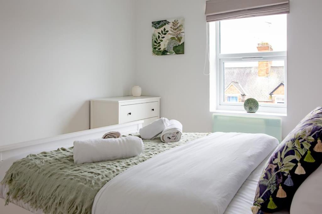 Quiet Luxury 2 Bed Apartment with Patio in Central Leicester view 4