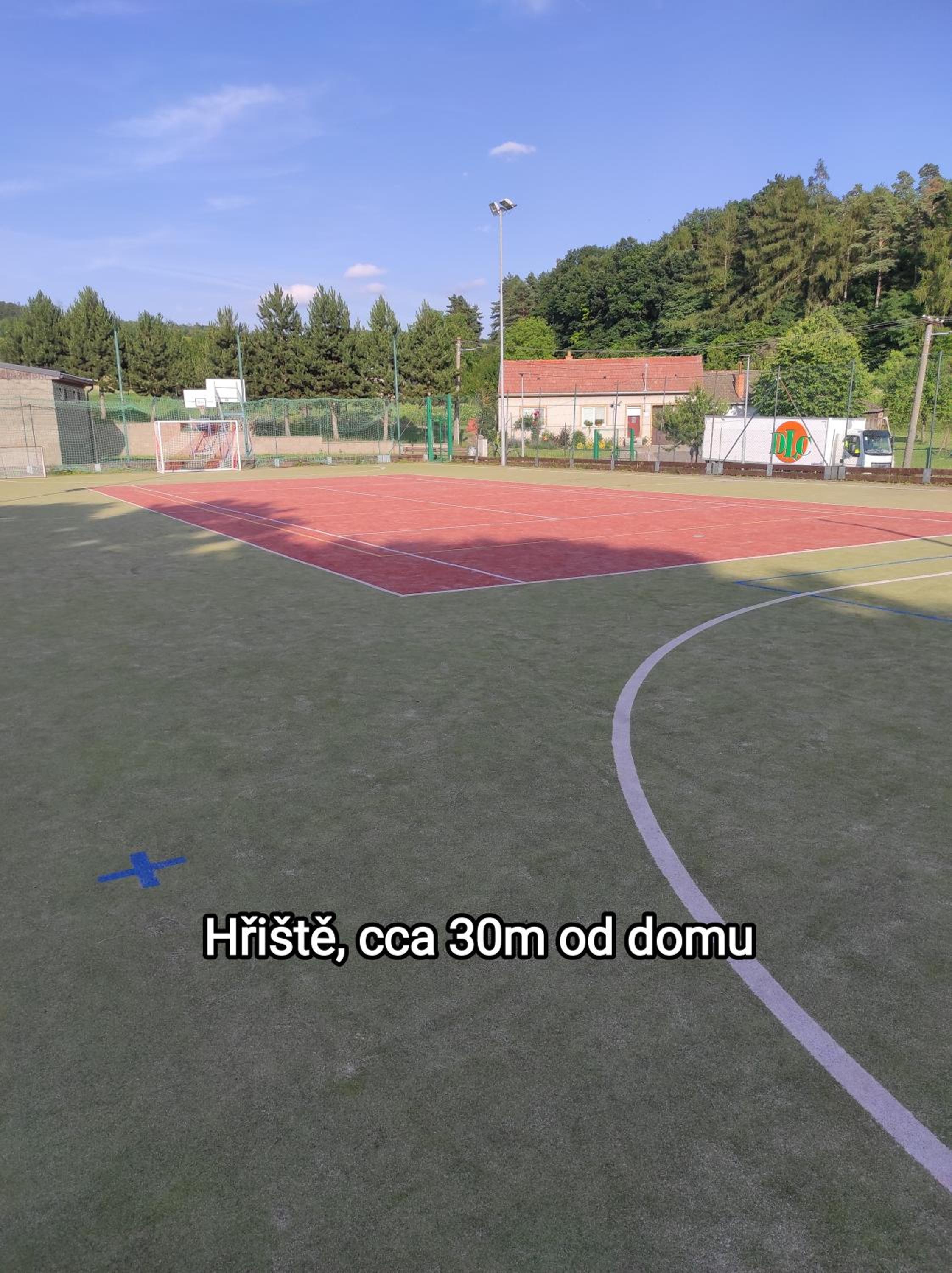 Pokoje v přízemí RD - terasa, bazén, zahrada