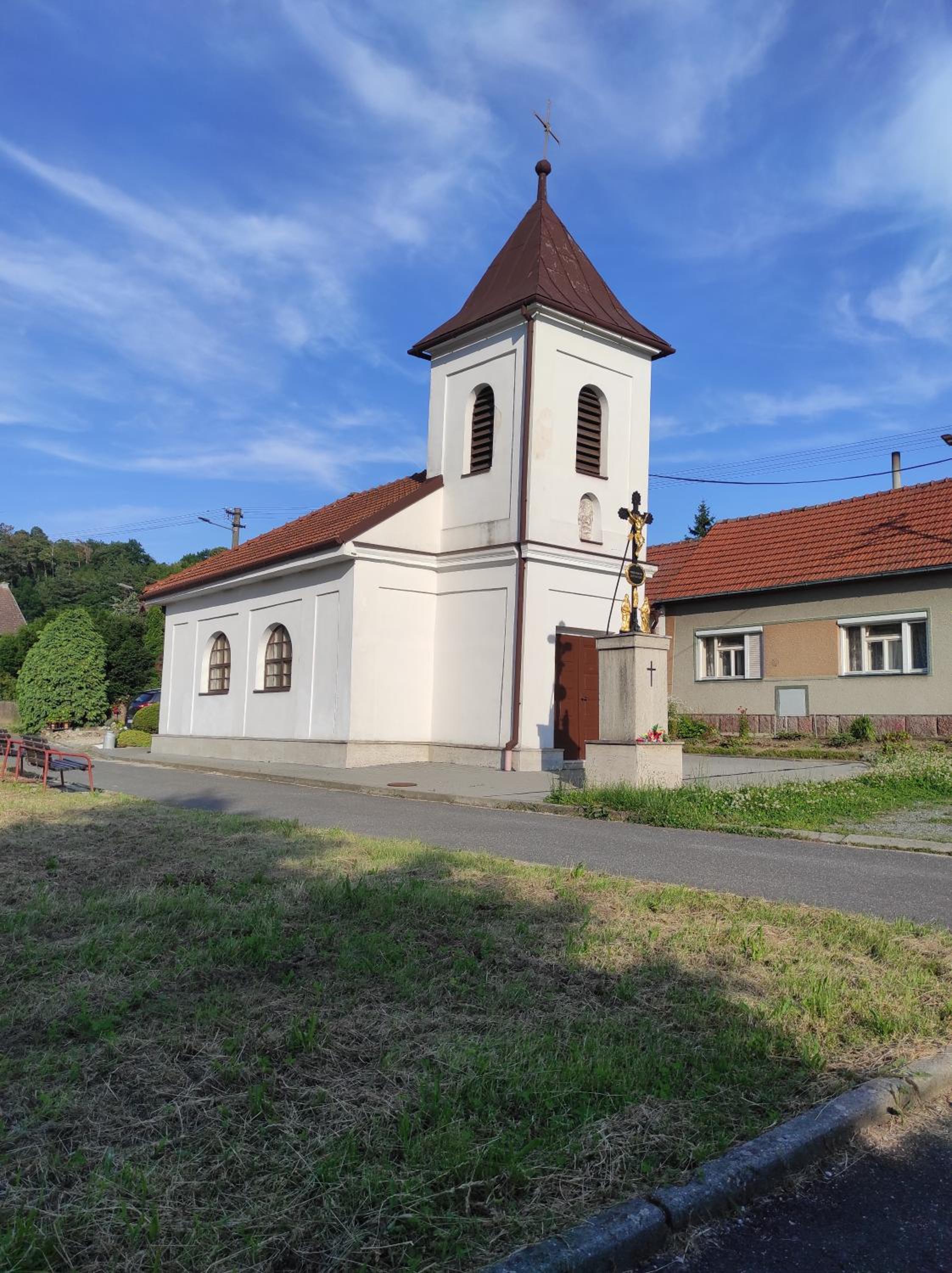 Pokoje v přízemí RD - terasa, bazén, zahrada