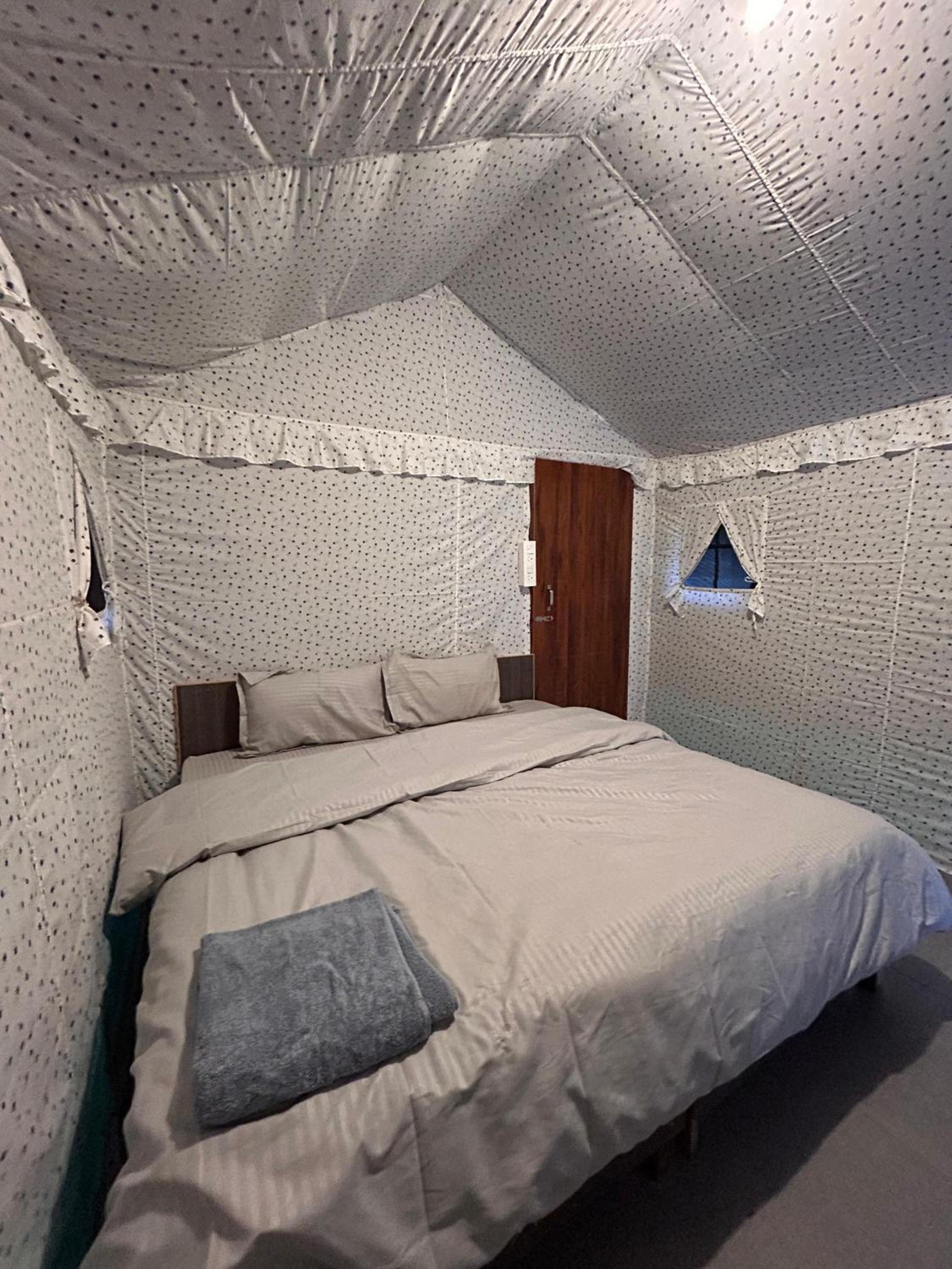 Monkey Mud House and Glamps, Bir
