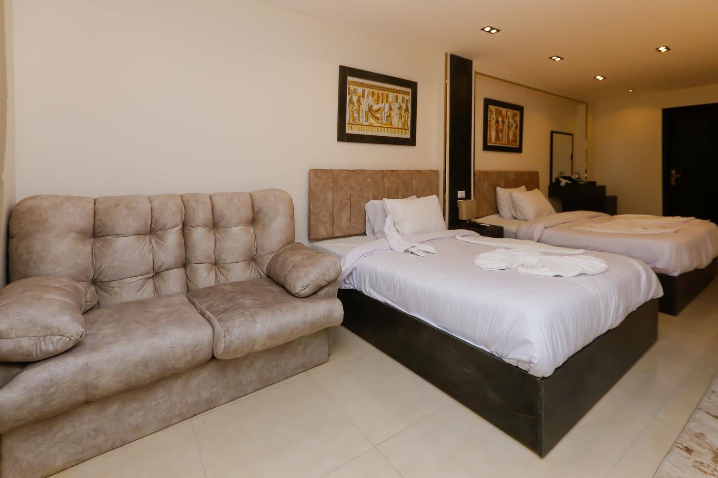 Crowne Pyramids View inn