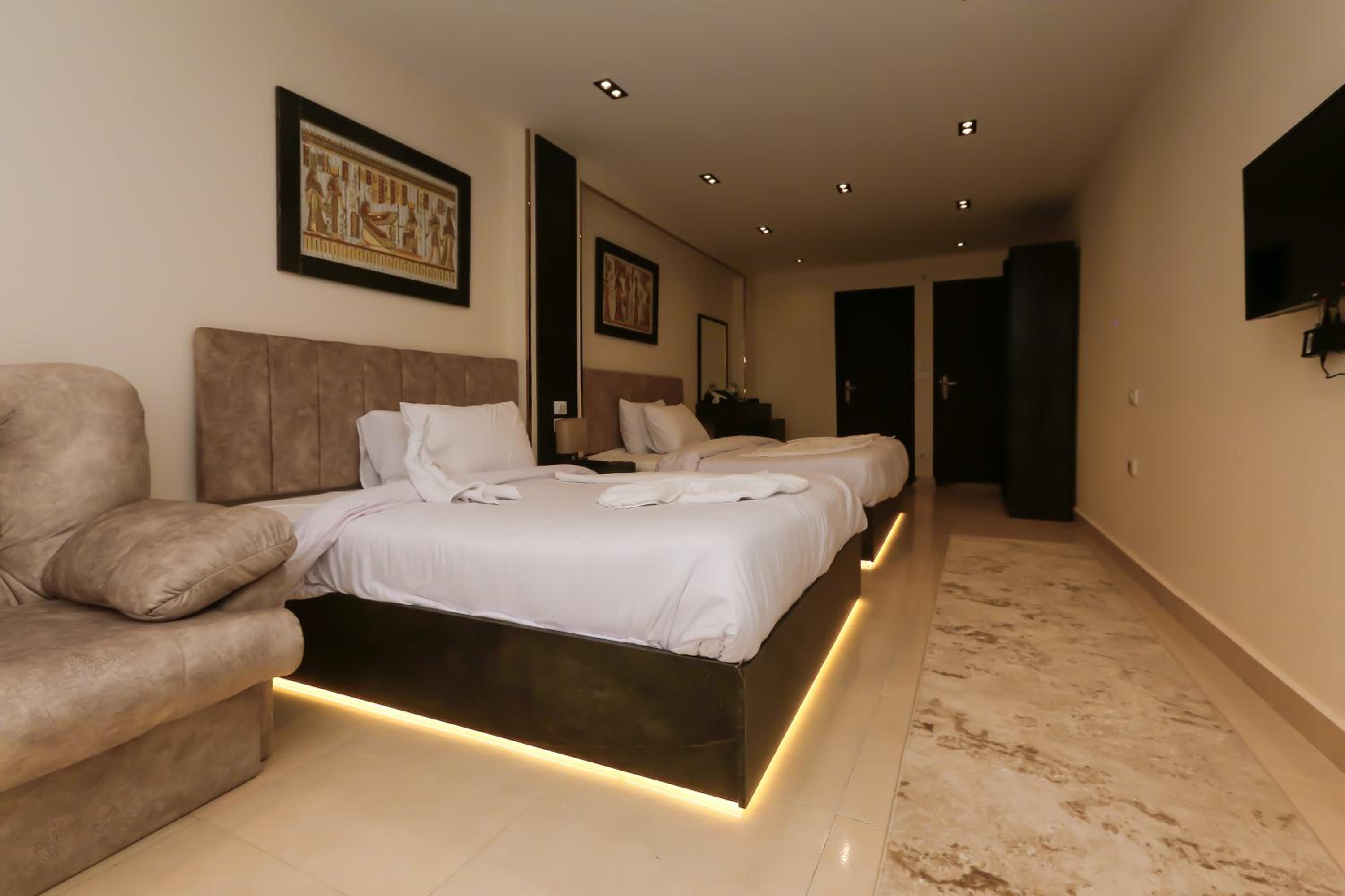 Crowne Pyramids View inn