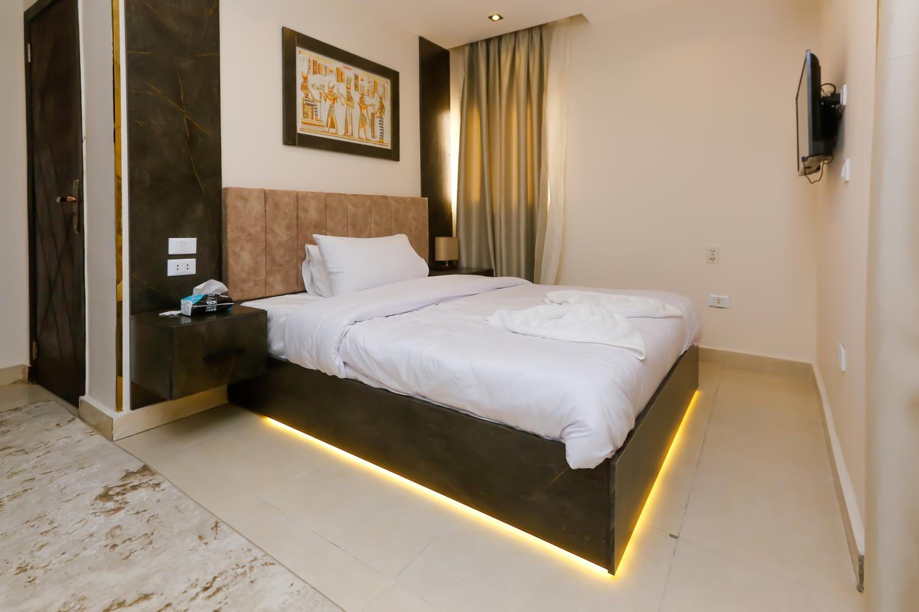 Crowne Pyramids View inn