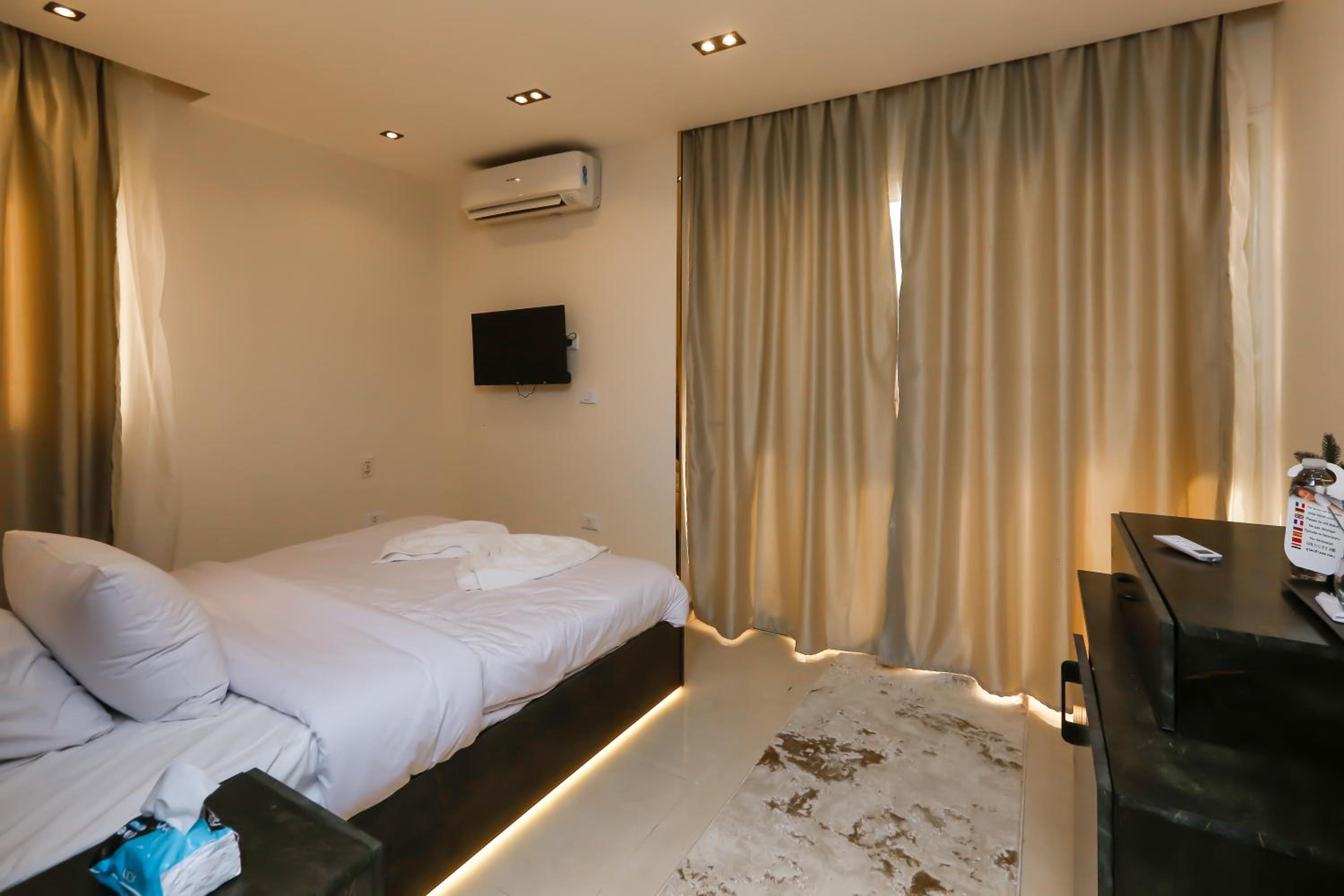 Crowne Pyramids View inn