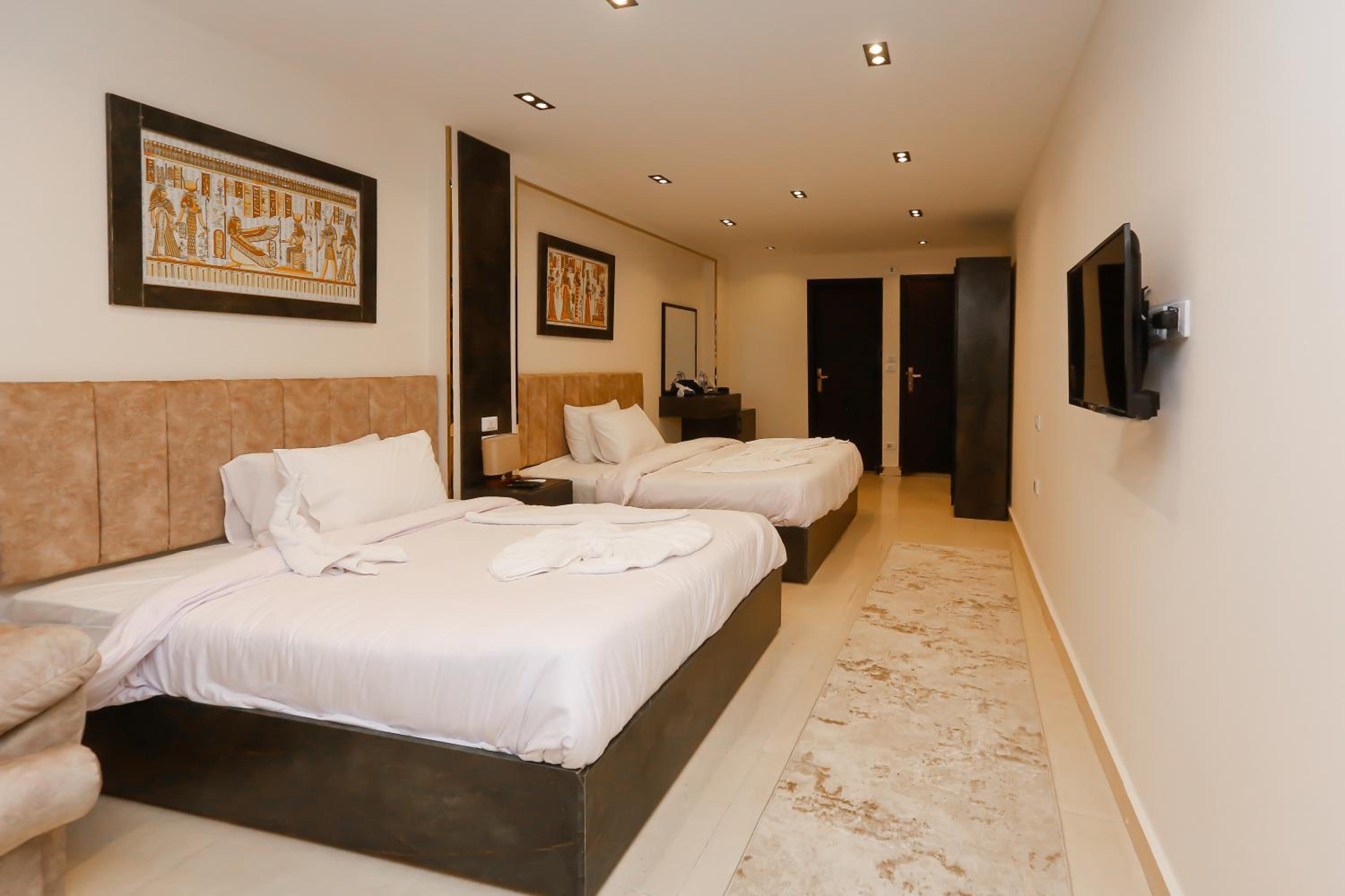 Crowne Pyramids View inn
