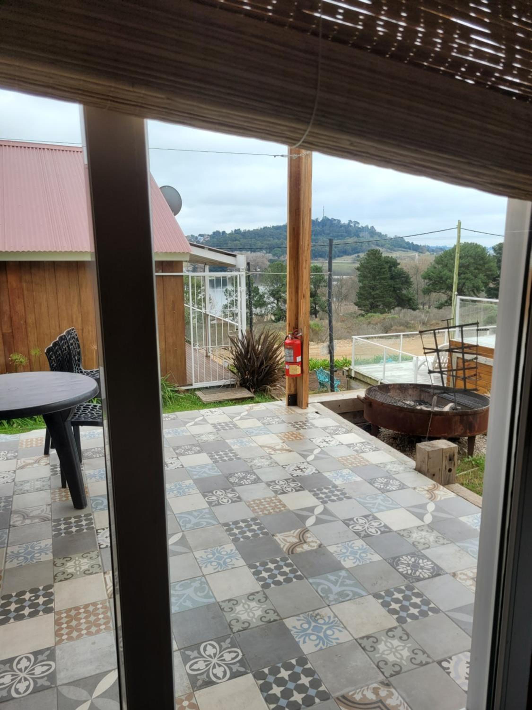 al pie de las sierras en villa del lago
