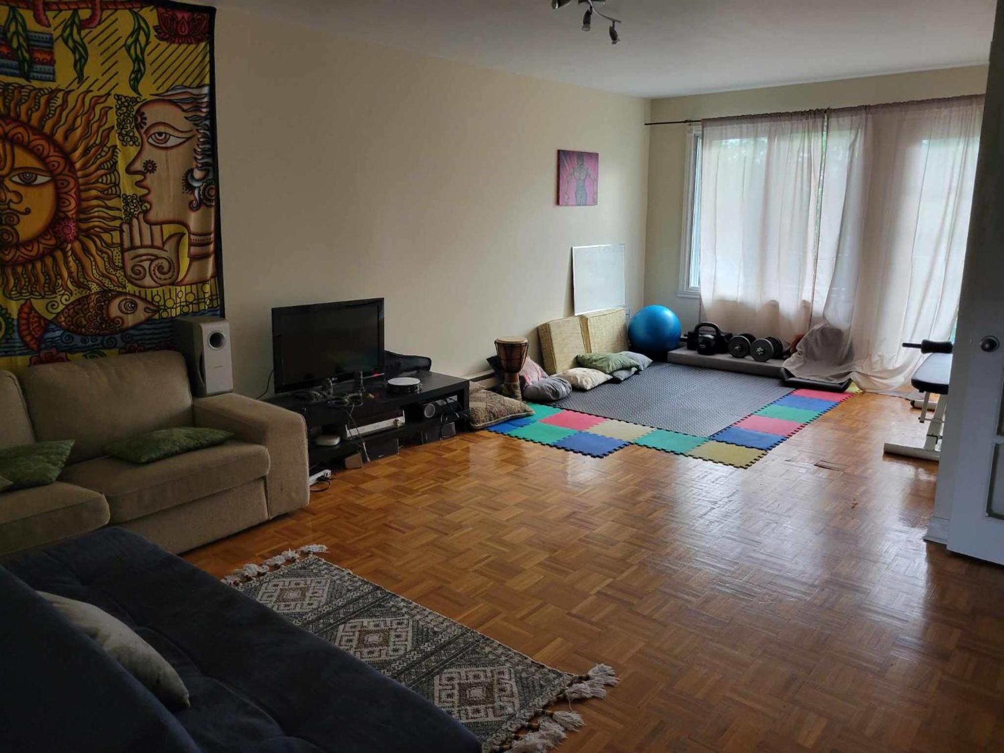 Large and quiet room with king size bed