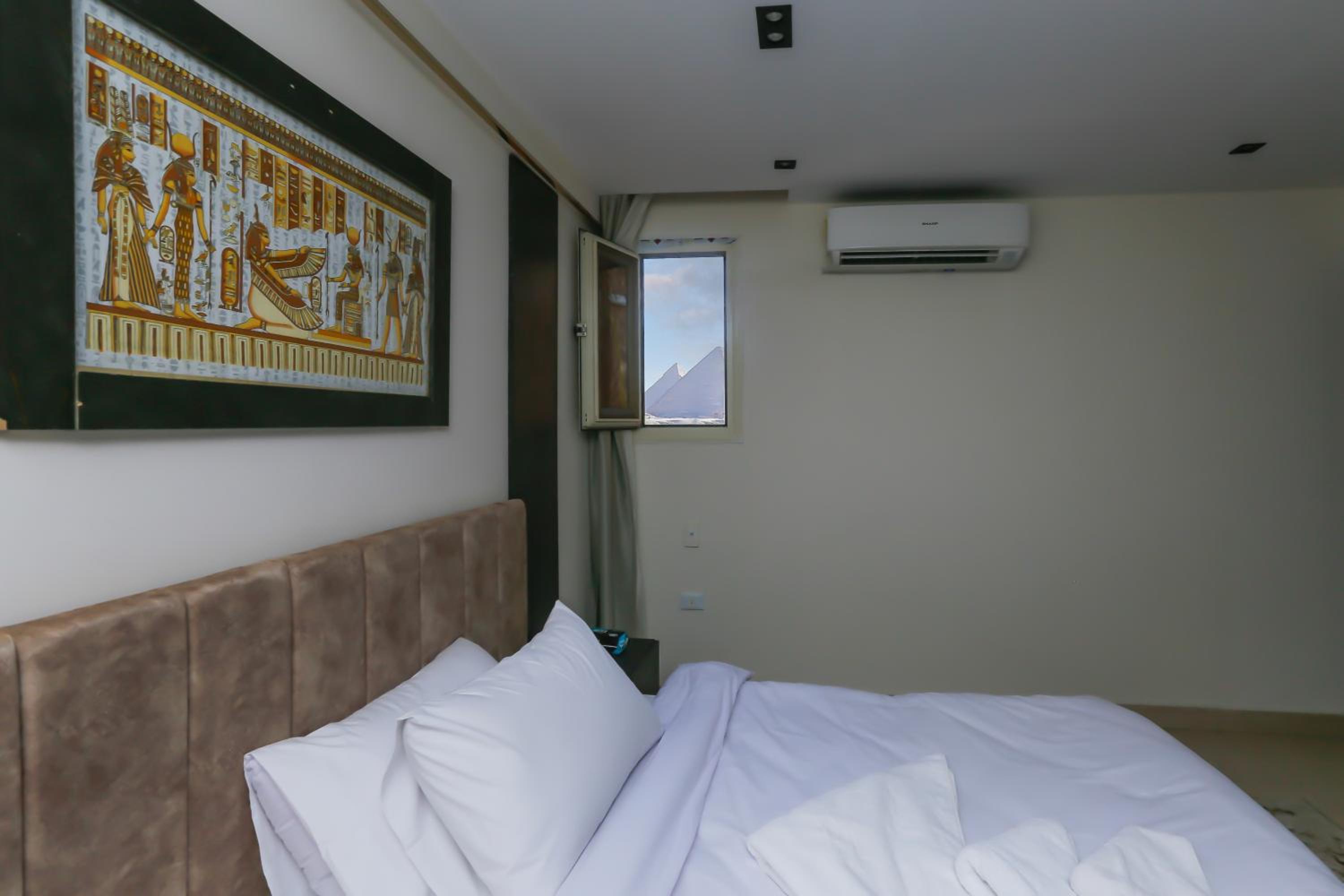 Crowne Pyramids View inn