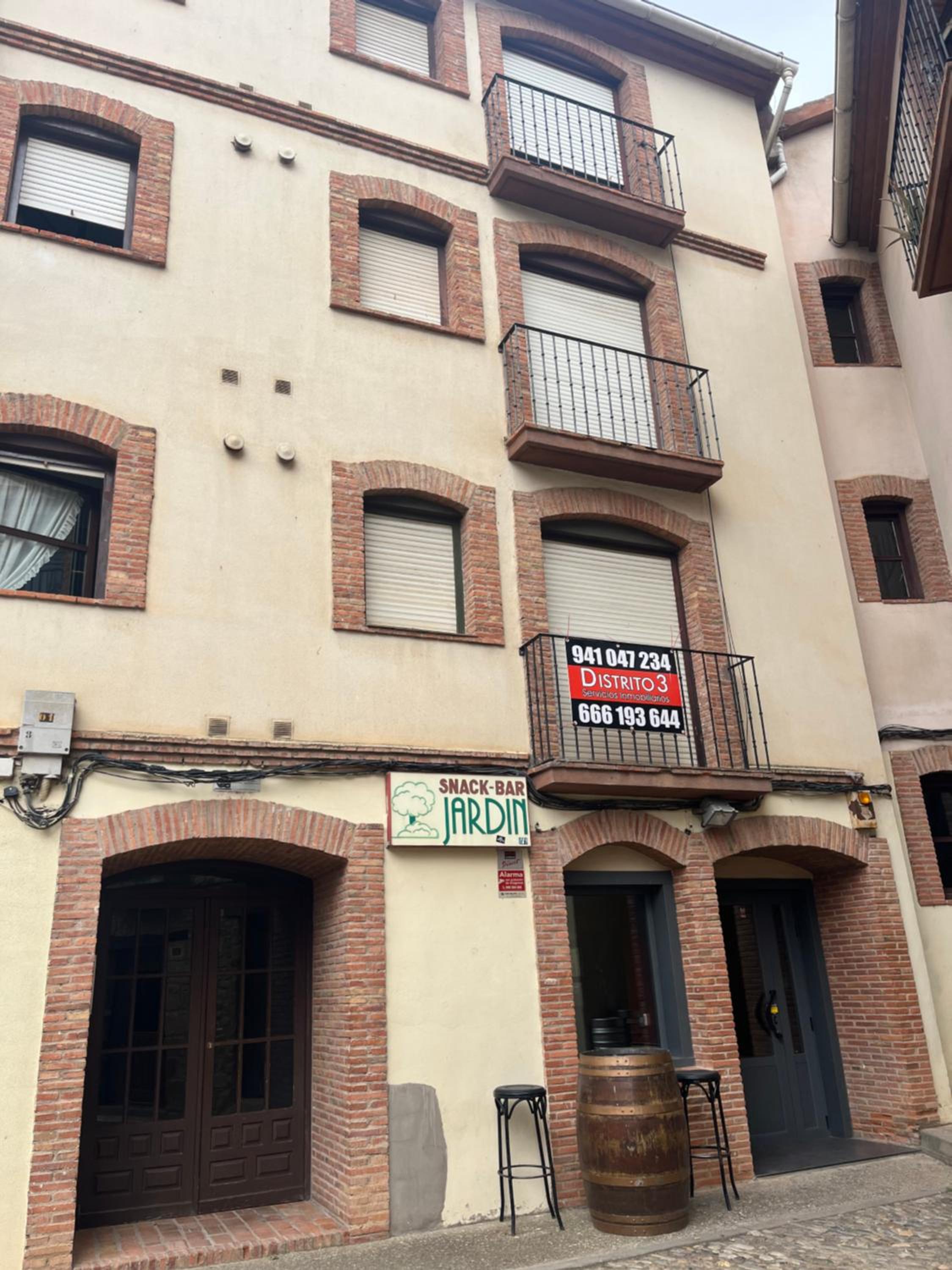 vivienda turistica en la plaza del pueblo