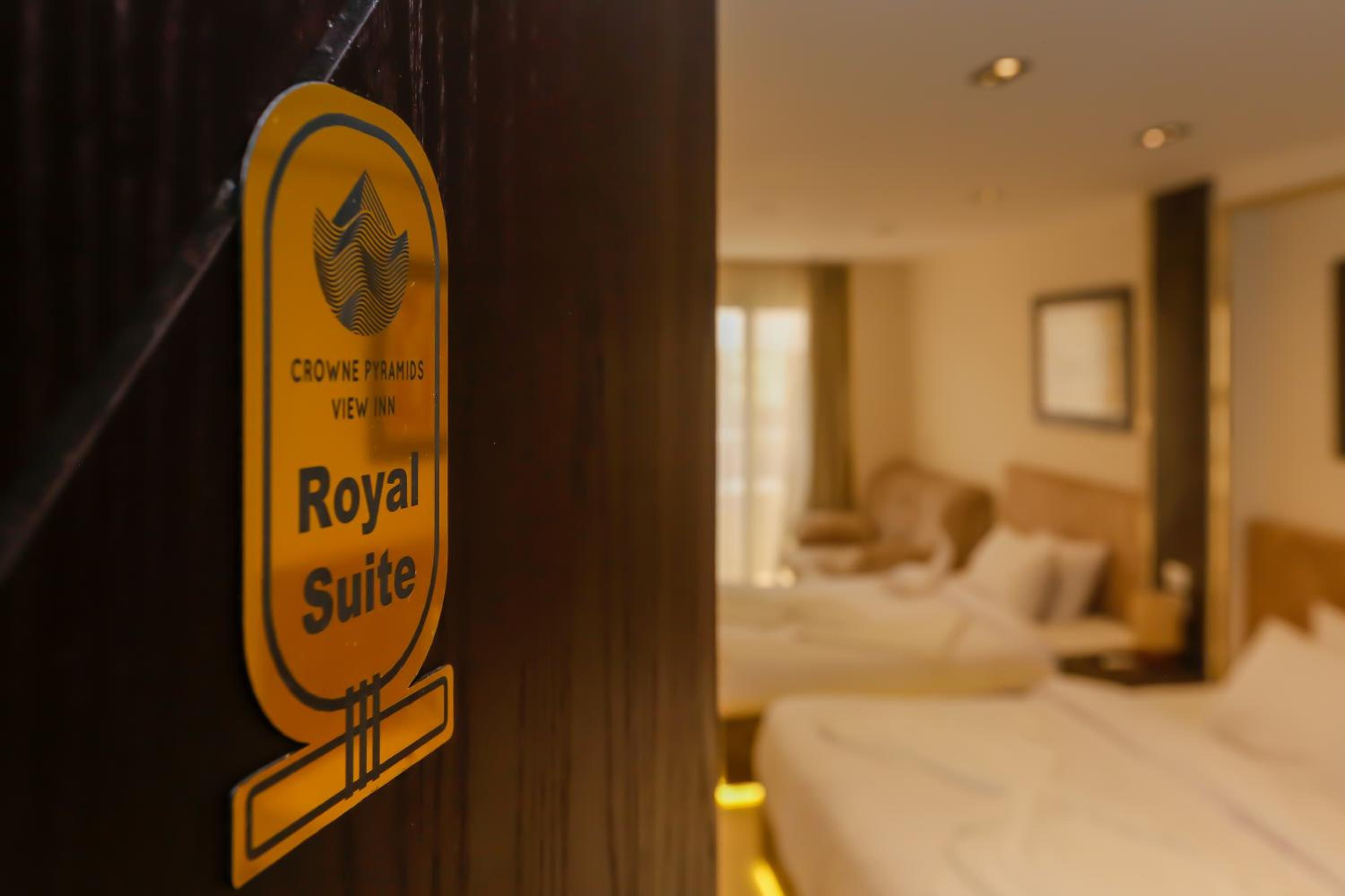 Crowne Pyramids View inn