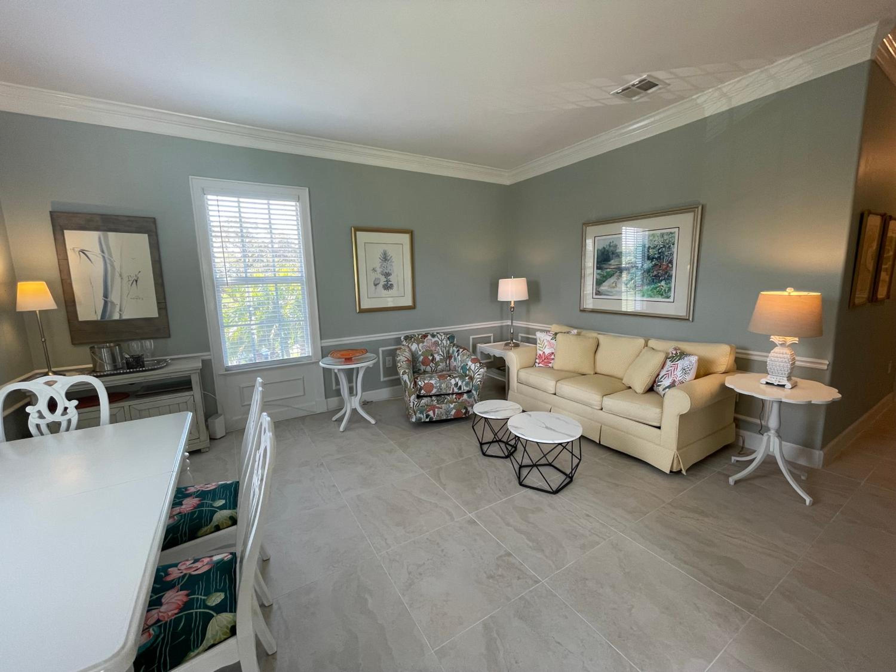 Windsor Lodge Unit 20, studio, 1BR 1BA close to the beaches, pool access view 4
