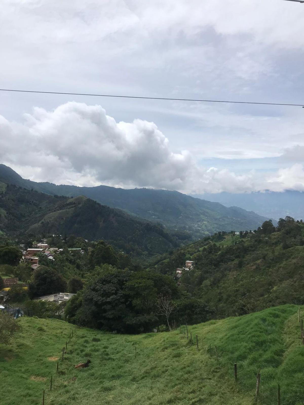 Montañita Eco Hostel Tours & Desayuno BBQ Medellin