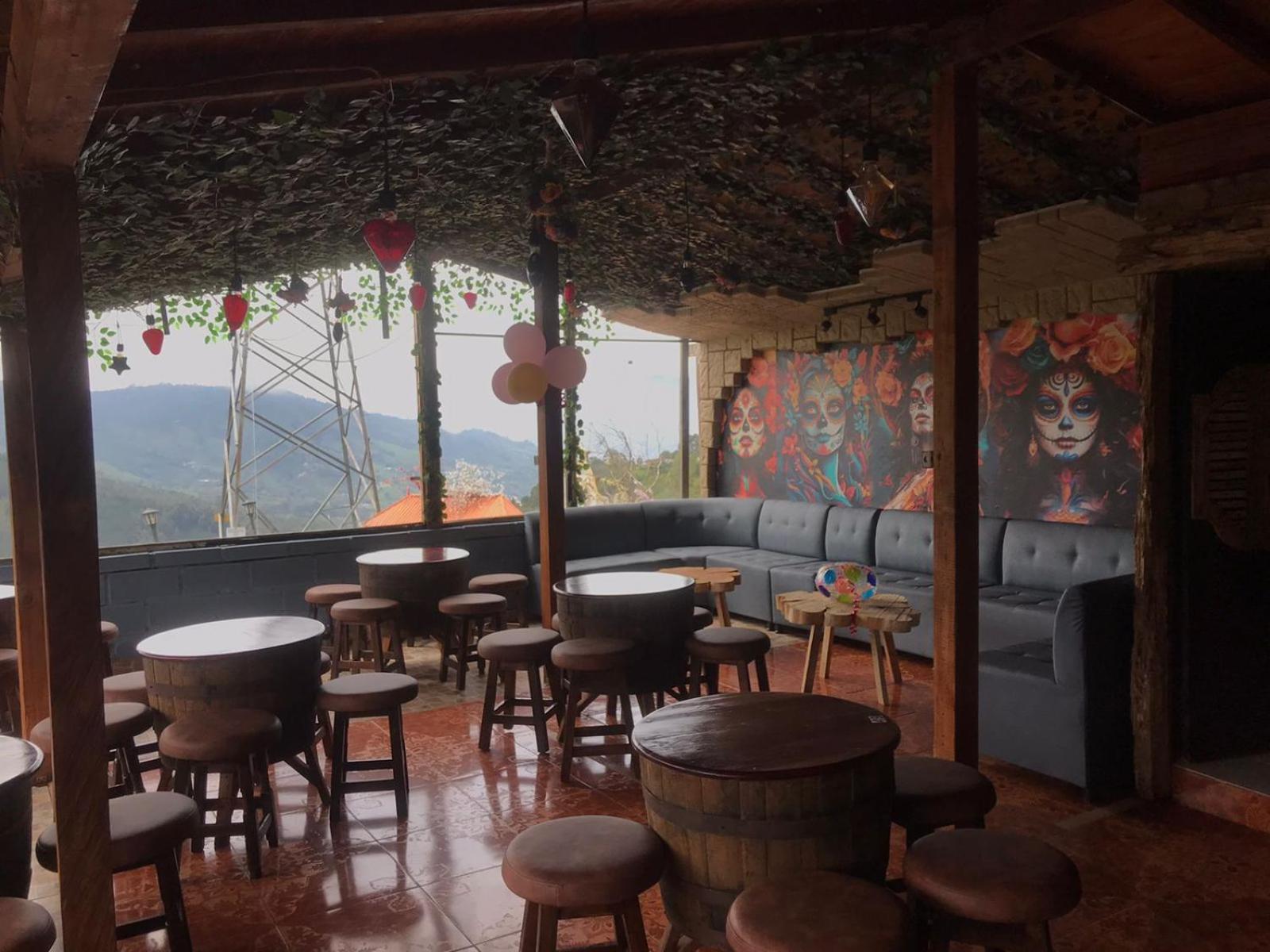 Montañita Eco Hostel Tours & Desayuno BBQ Medellin