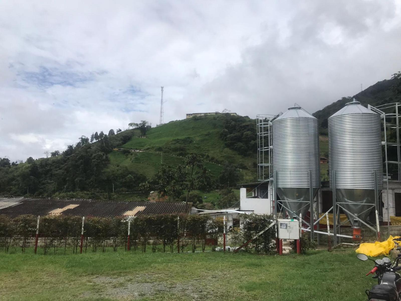 Montañita Eco Hostel Tours & Desayuno BBQ Medellin