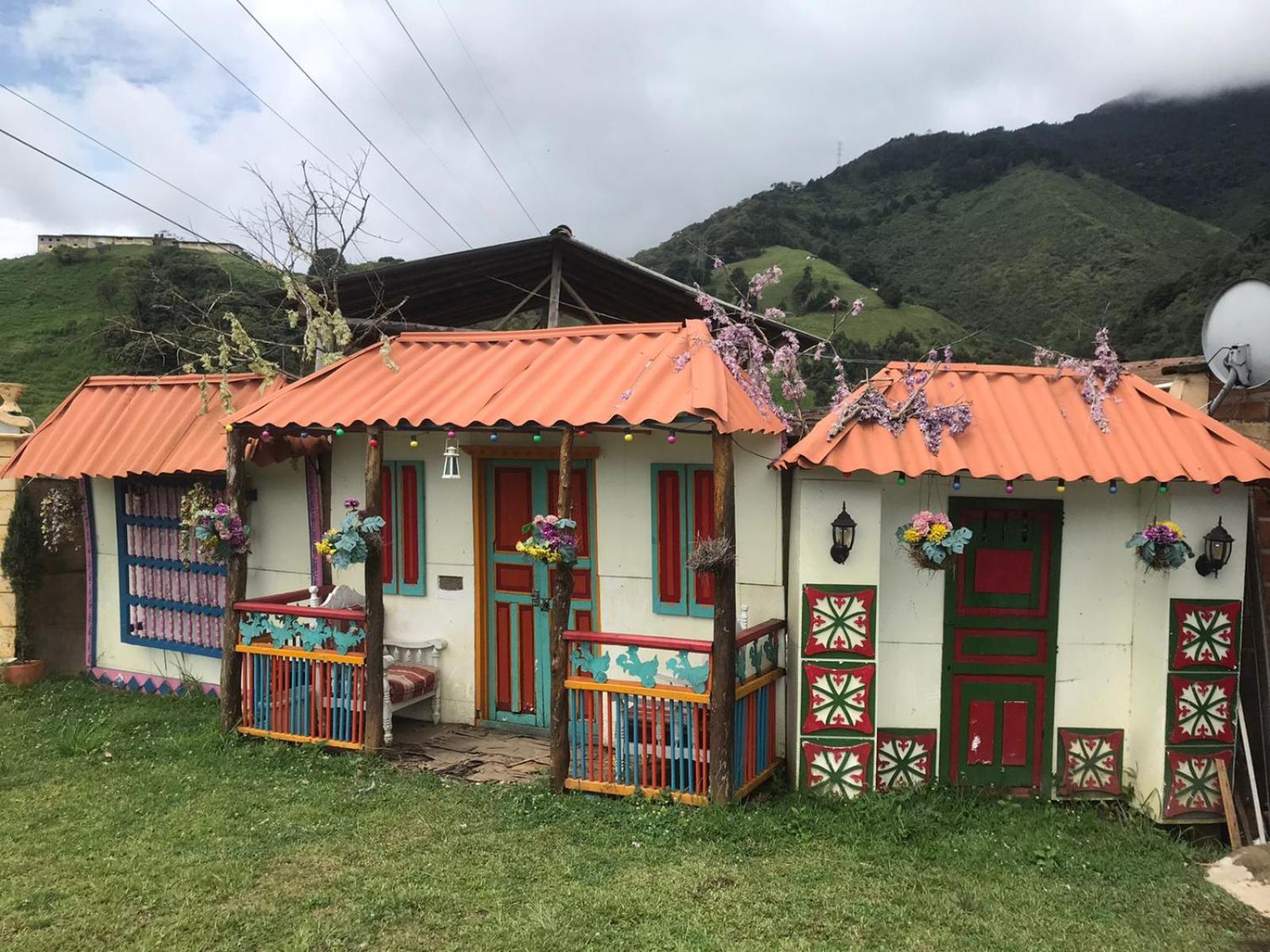 Montañita Eco Hostel Tours & Desayuno BBQ Medellin