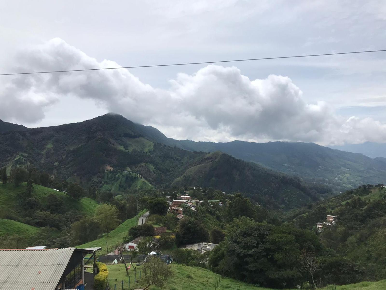 Montañita Eco Hostel Tours & Desayuno BBQ Medellin