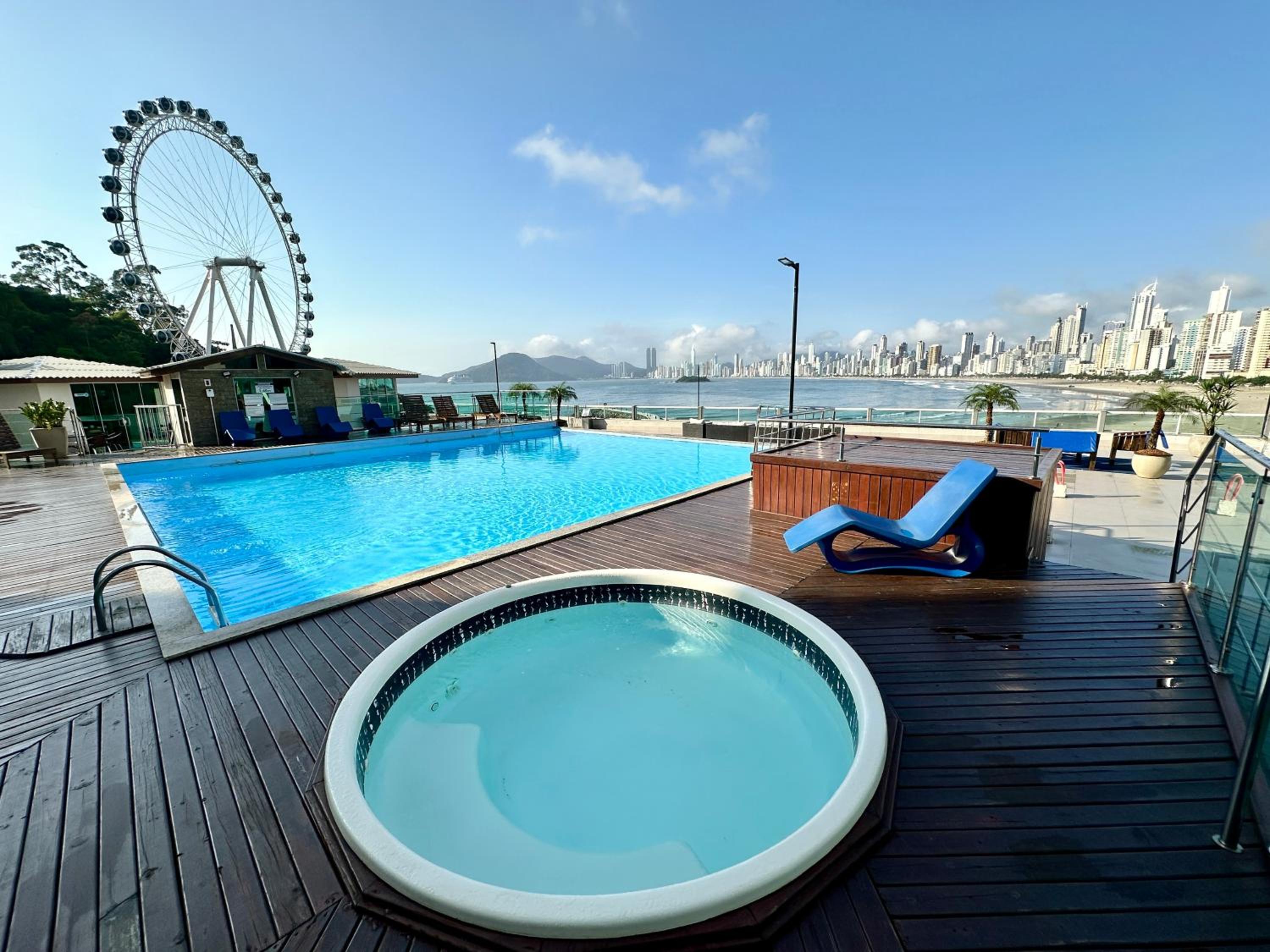 Roda Gigante, garagem e piscina