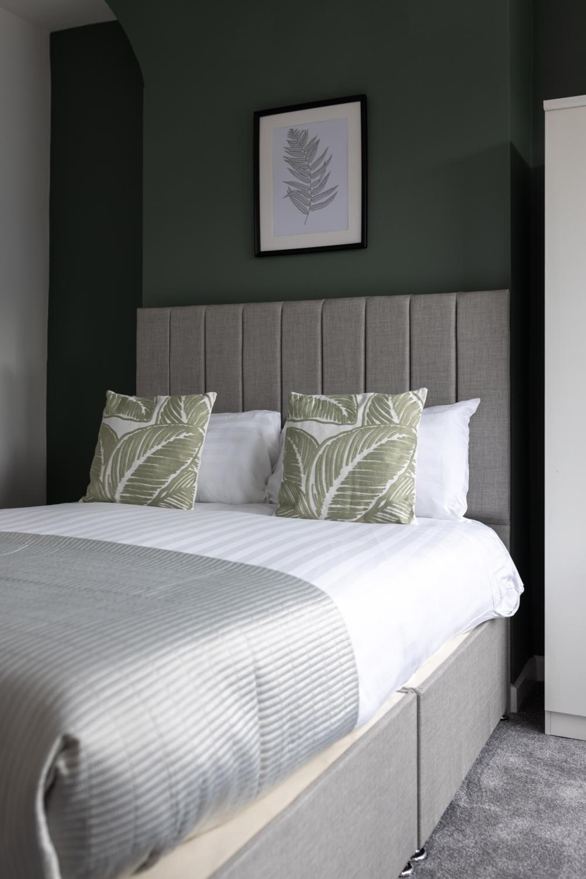 Cowley House - Air Host & Stay - Sleeps 7