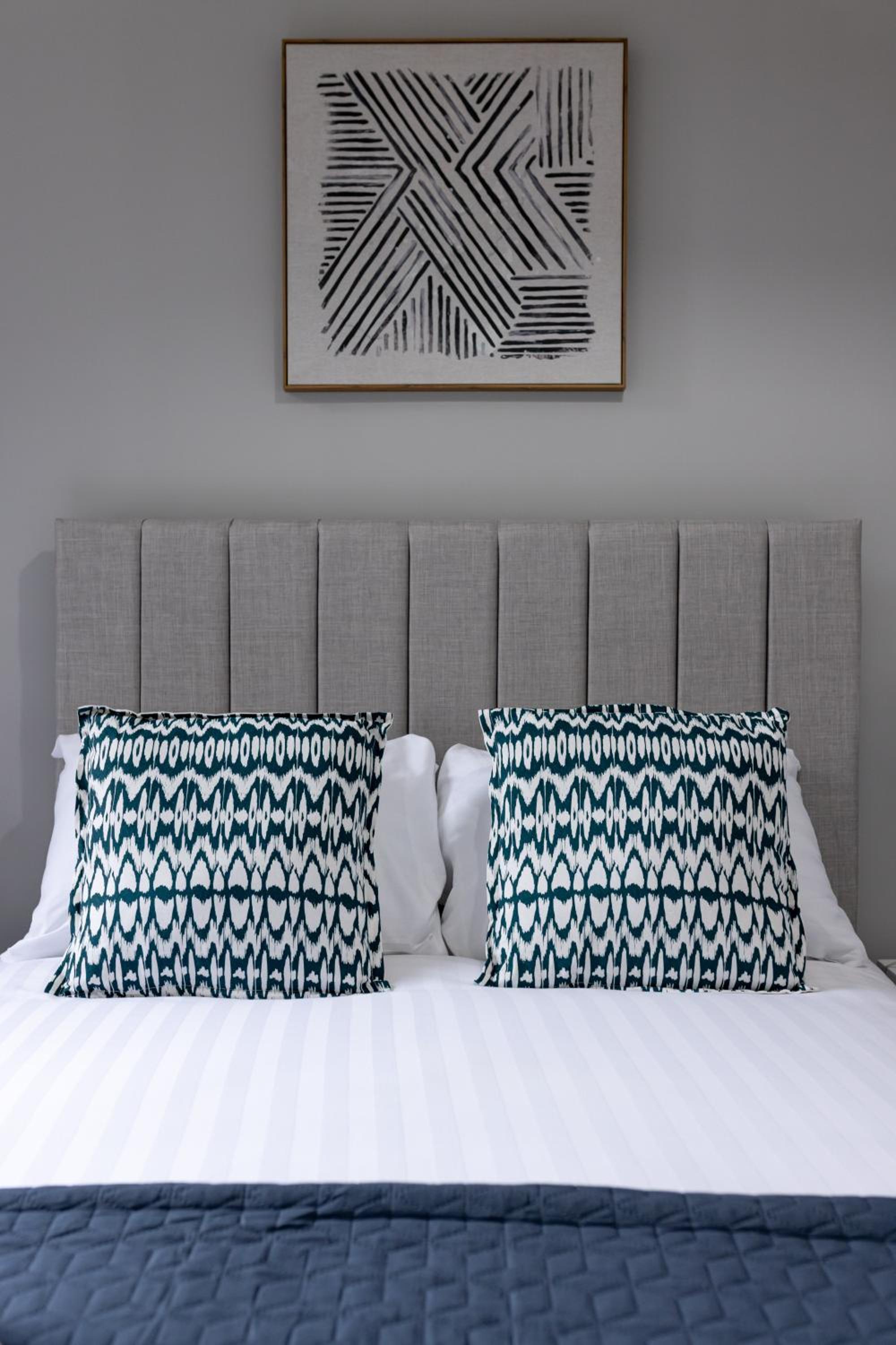 Cowley House - Air Host & Stay - Sleeps 7