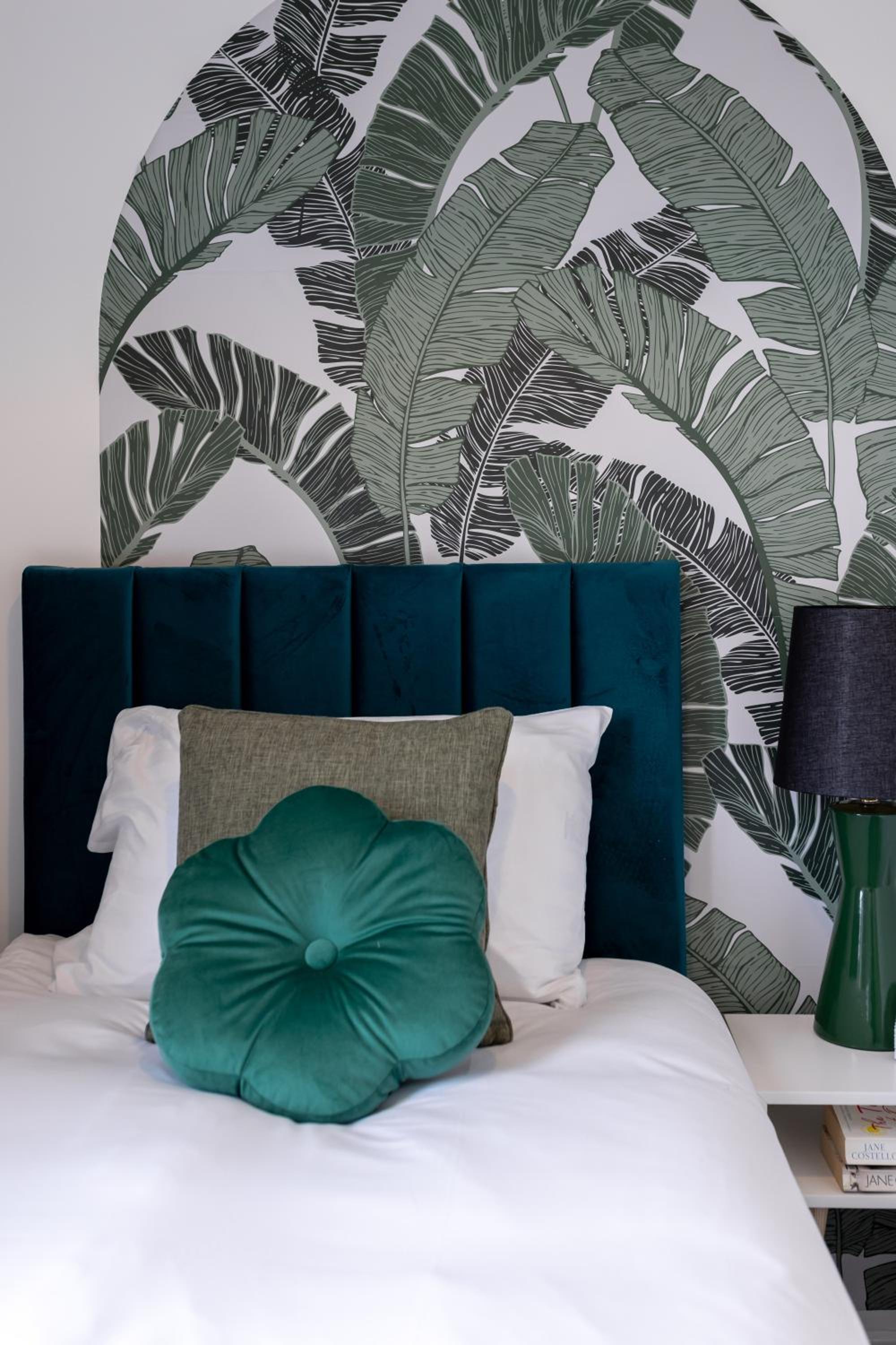 Cowley House - Air Host & Stay - Sleeps 7