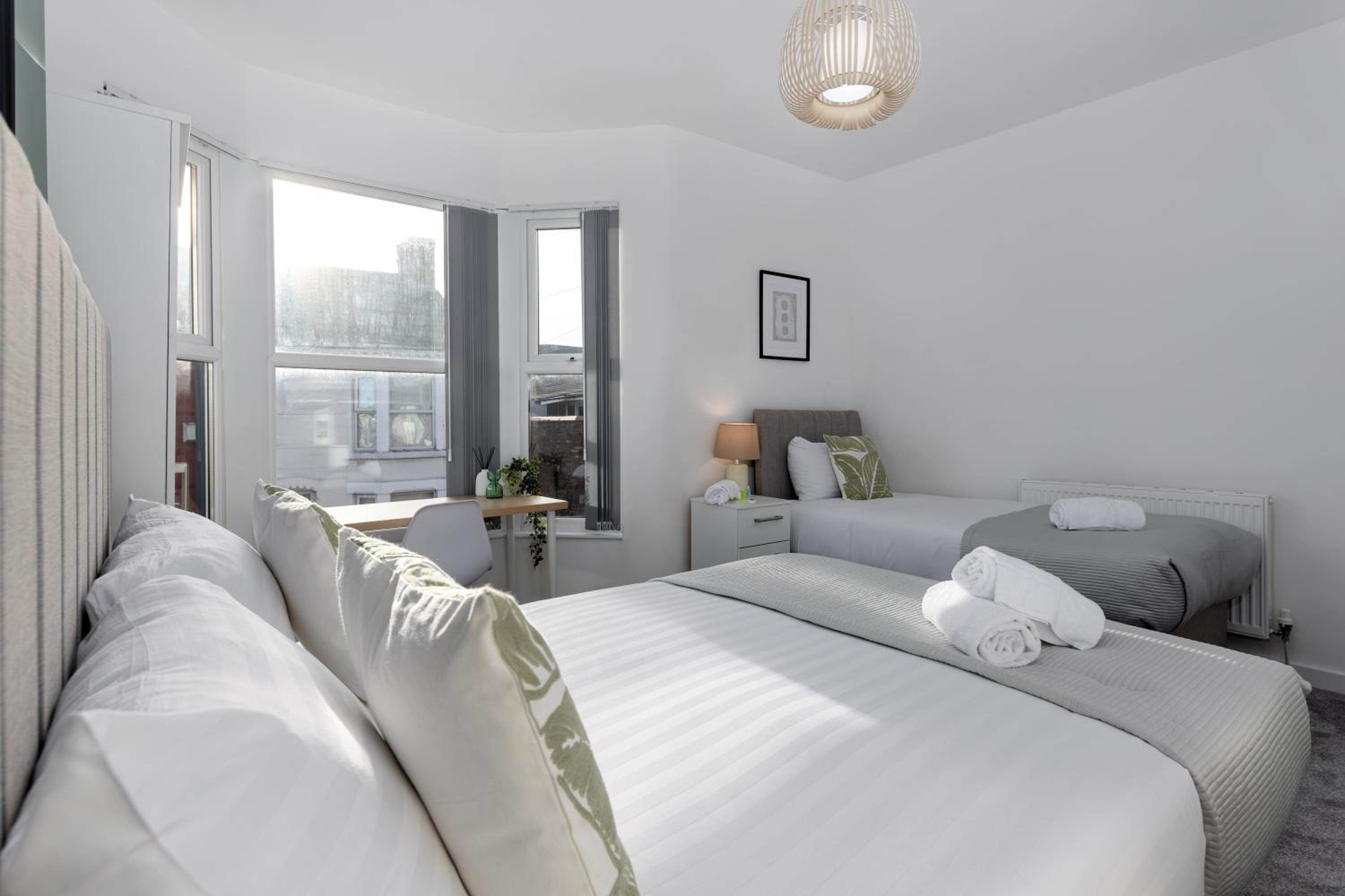 Cowley House - Air Host & Stay - Sleeps 7