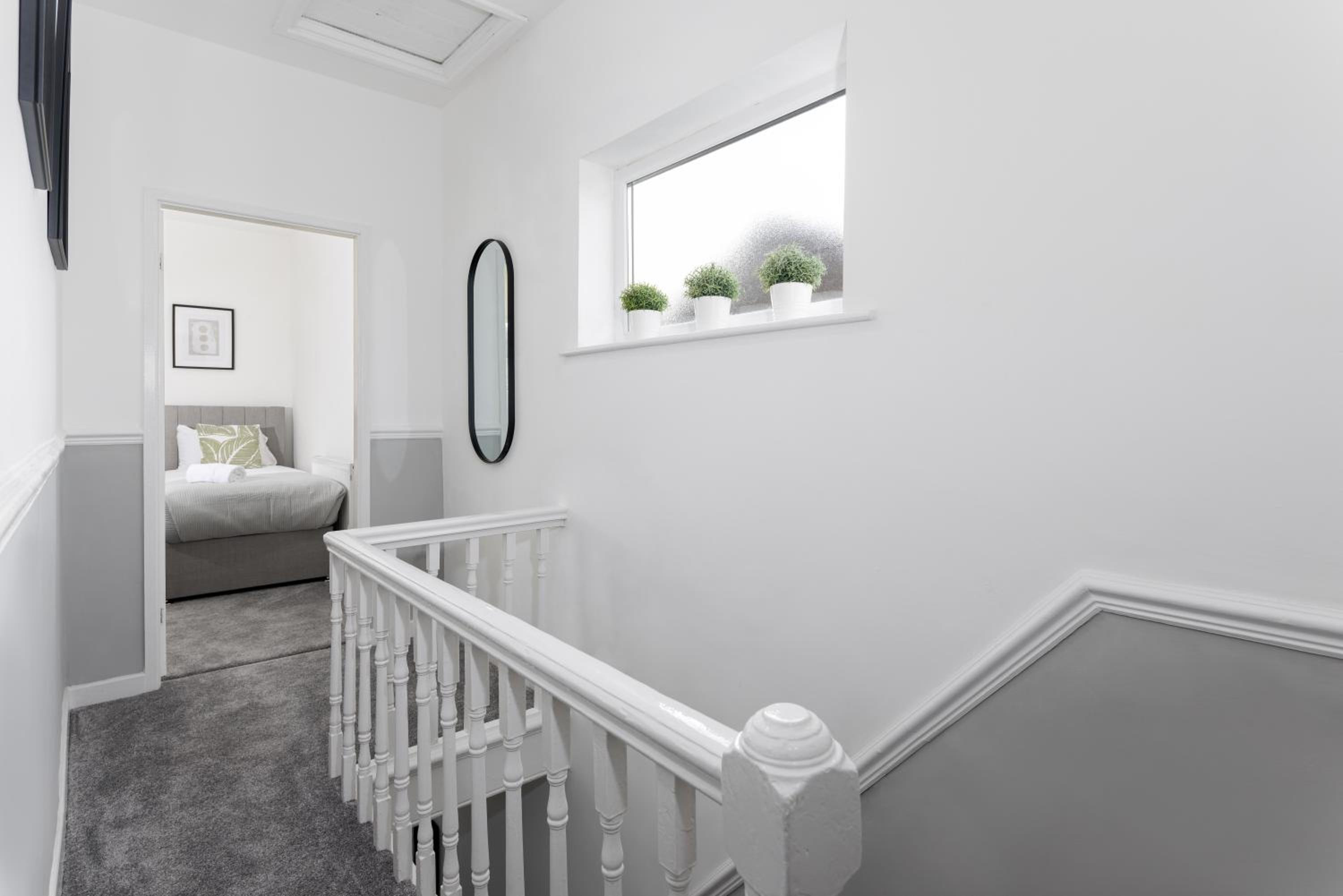 Cowley House - Air Host & Stay - Sleeps 7