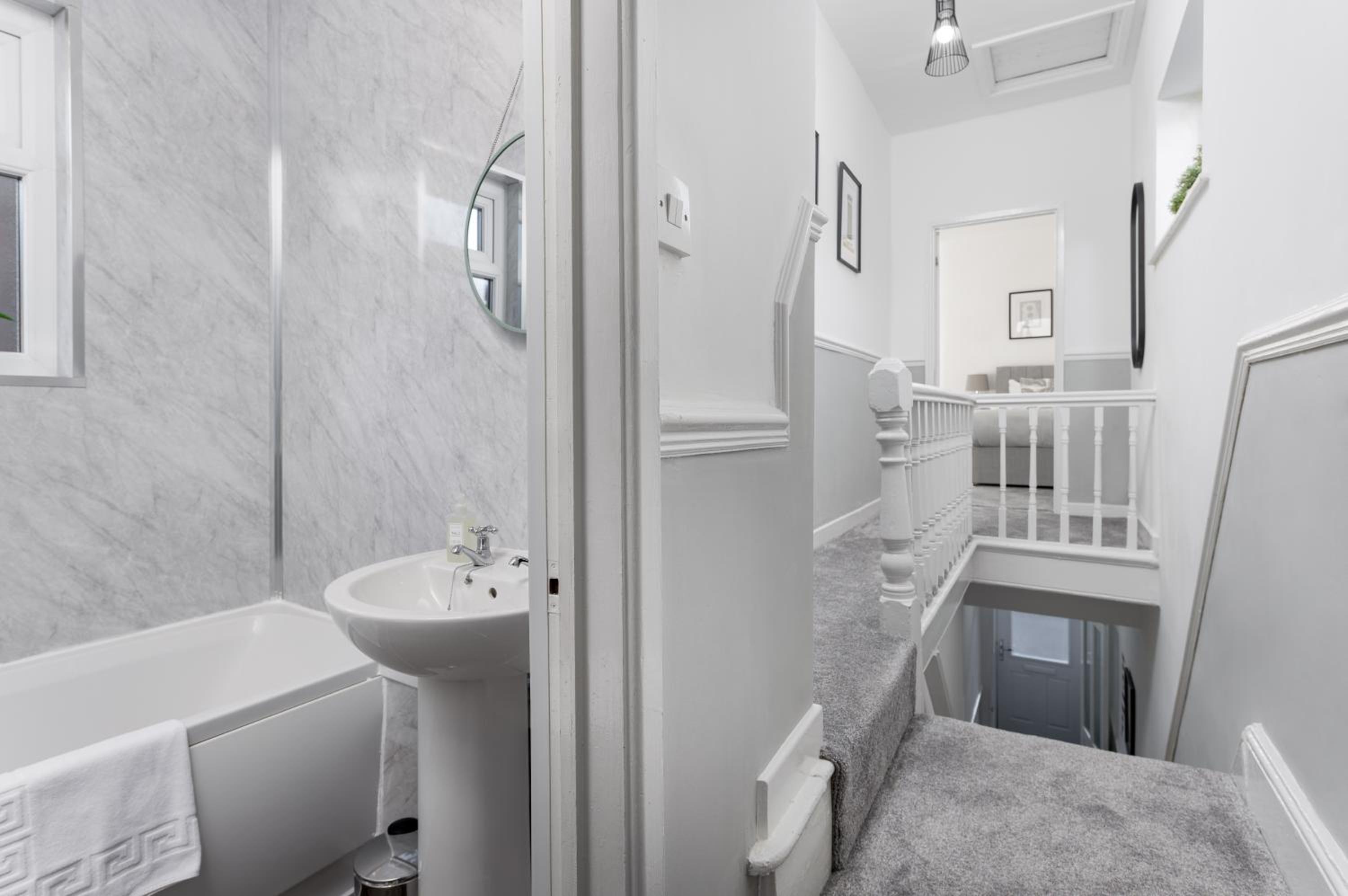 Cowley House - Air Host & Stay - Sleeps 7